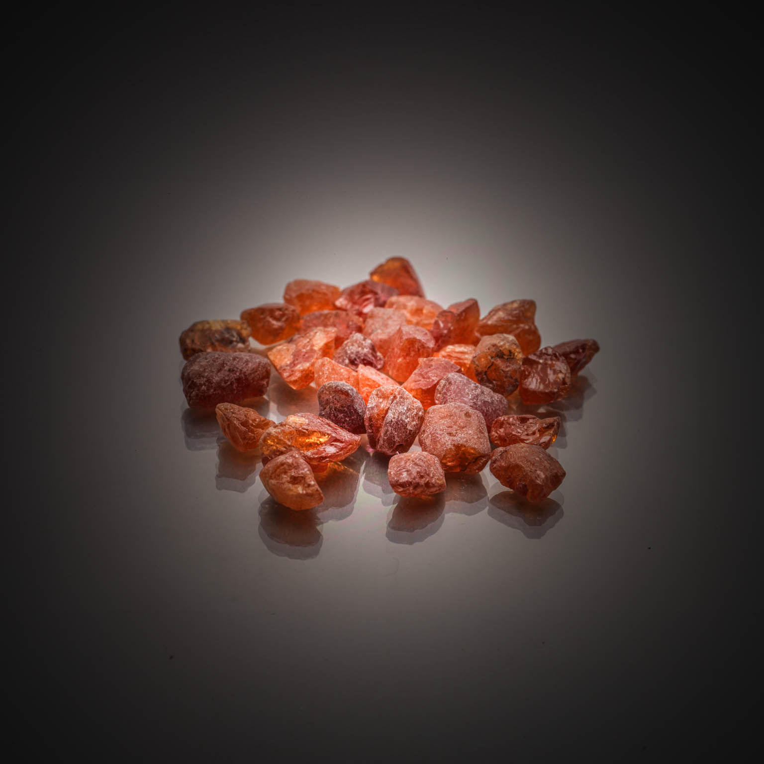 Lot de grenats spessartites brut sur papier. - Lazuli