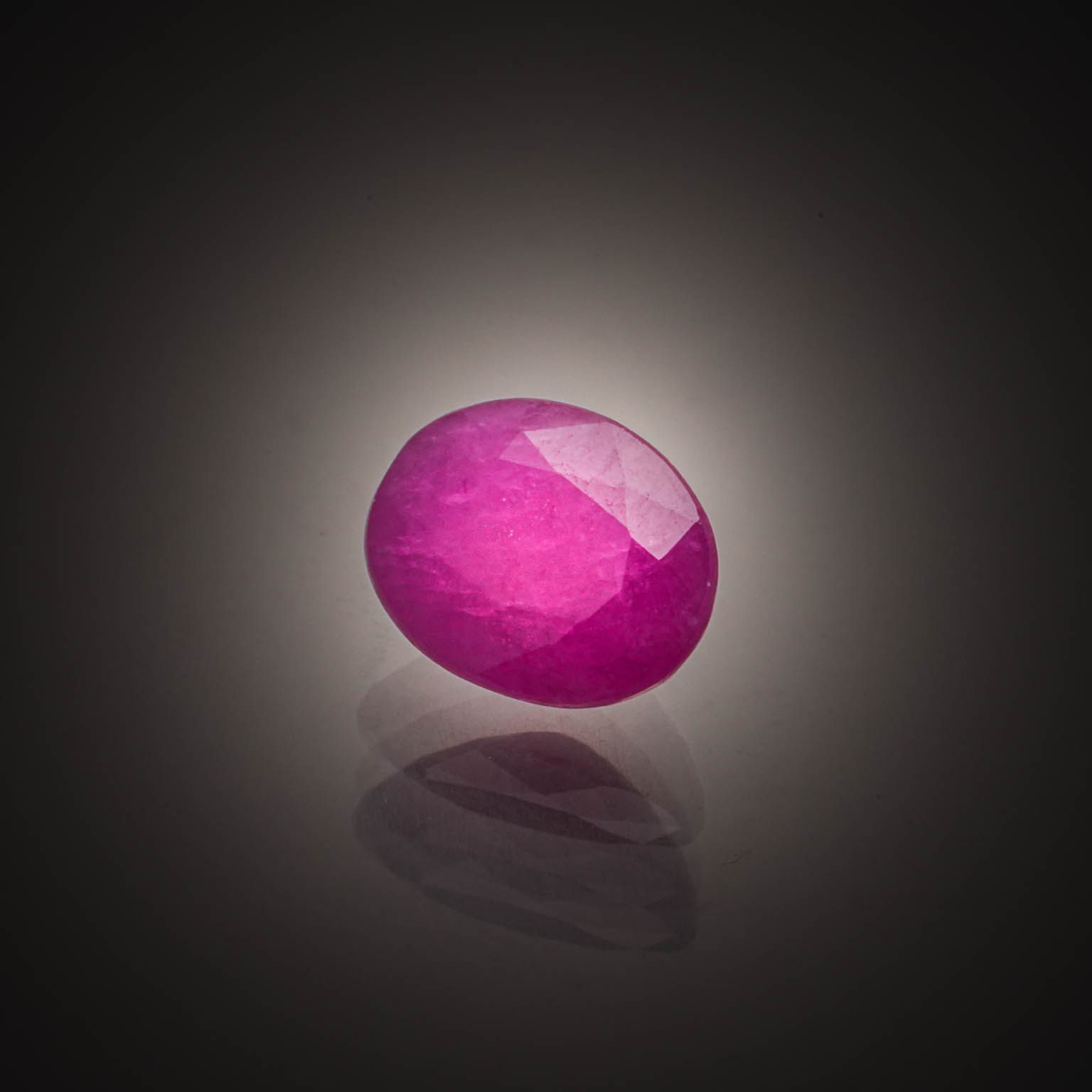 Rubis ovale sur papier. - Lazuli