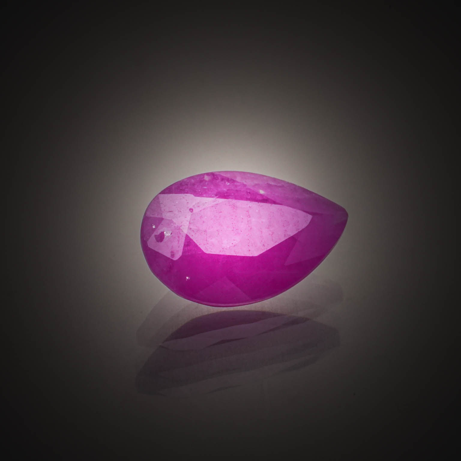 Rubis poire sur papier. - Lazuli