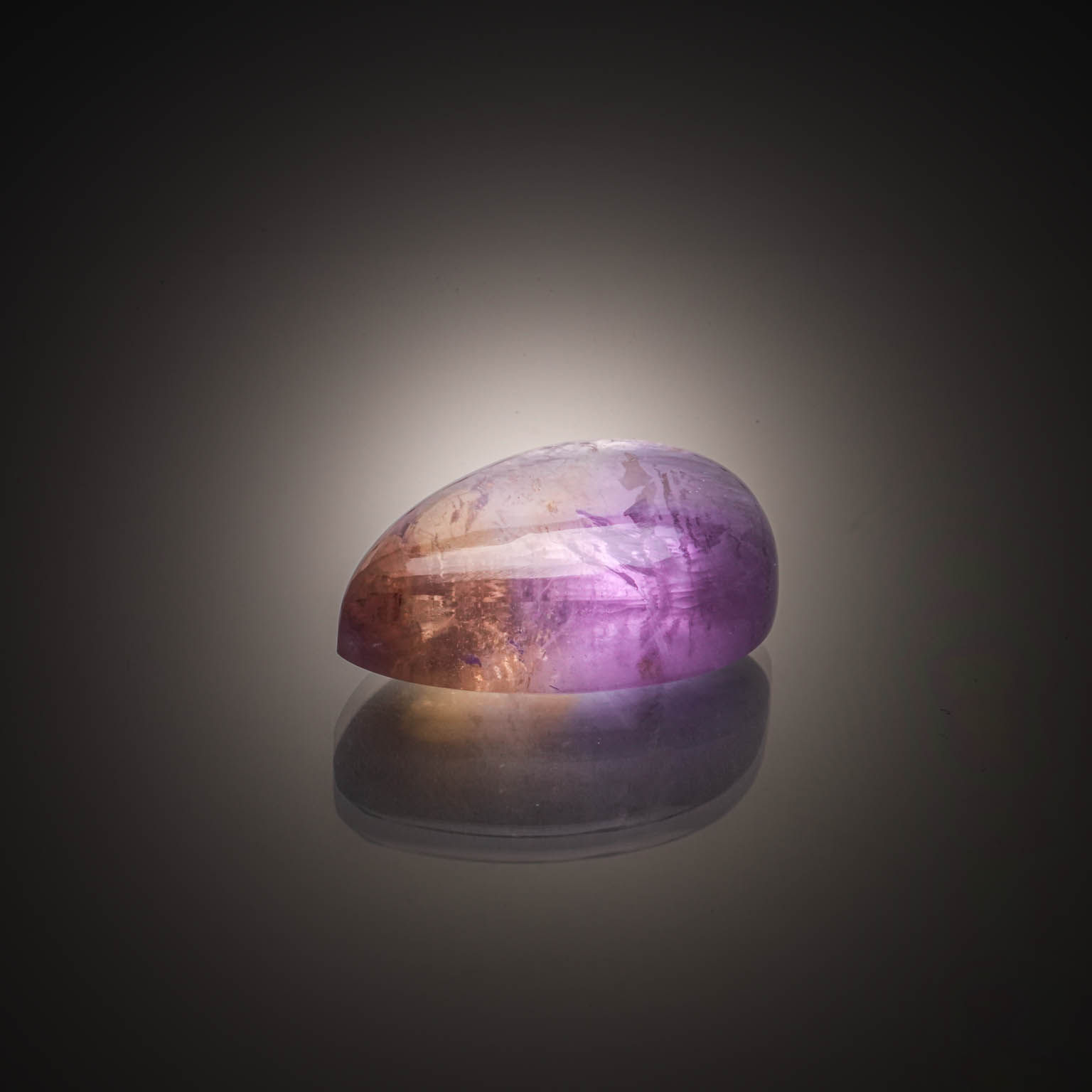 Amétrine poire cabochon sur papier. - Lazuli