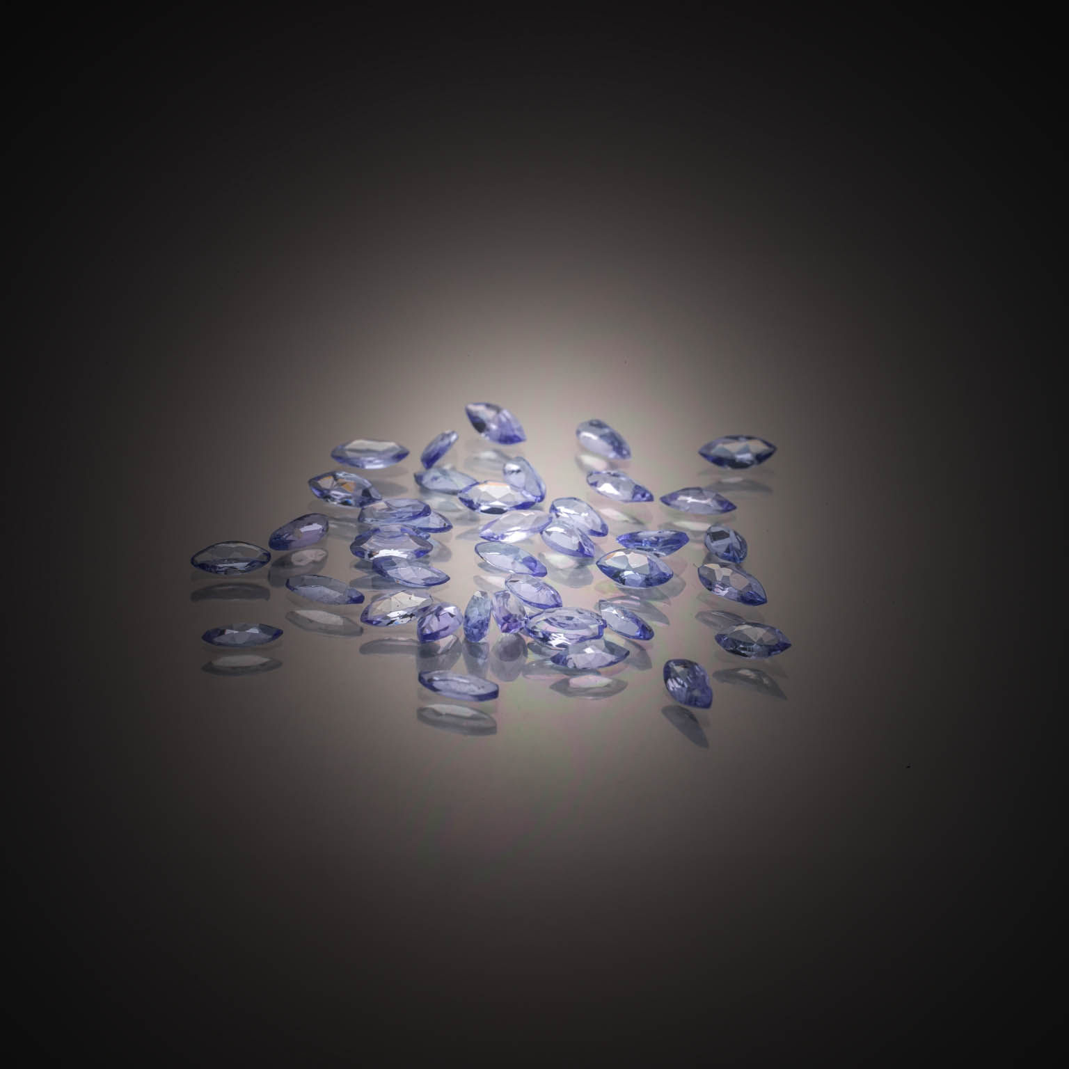 Lot de tanzanites marquises sur papier. - Lazuli
