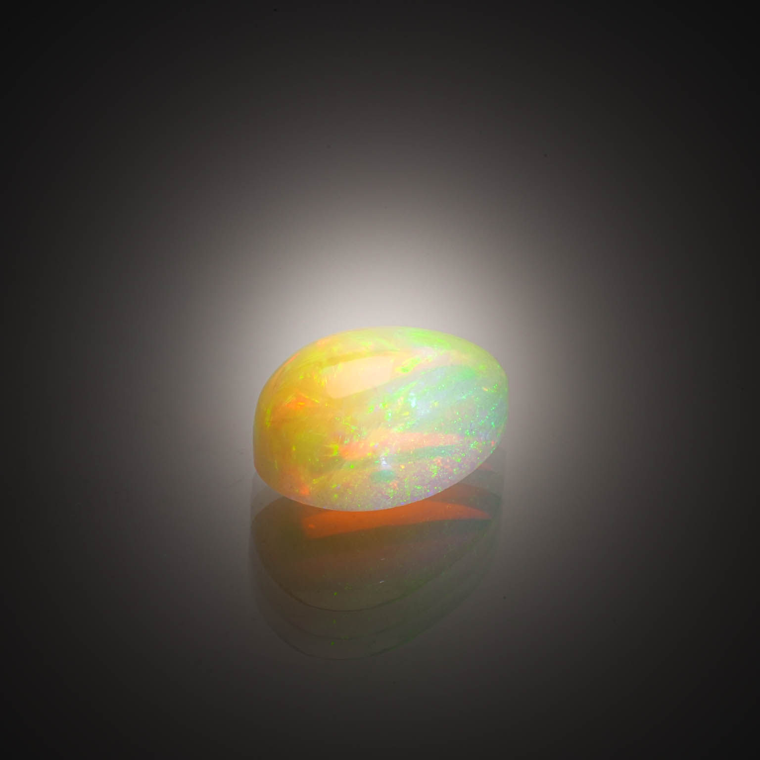 Opale poire cabochon sur papier. - Lazuli