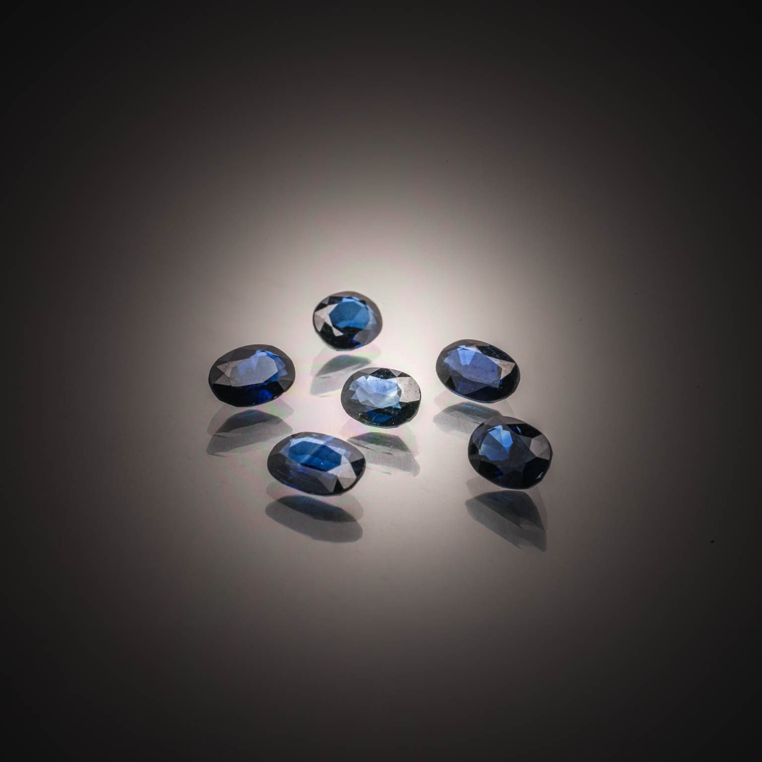 Lot de six saphirs ovales sur papier. - Lazuli
