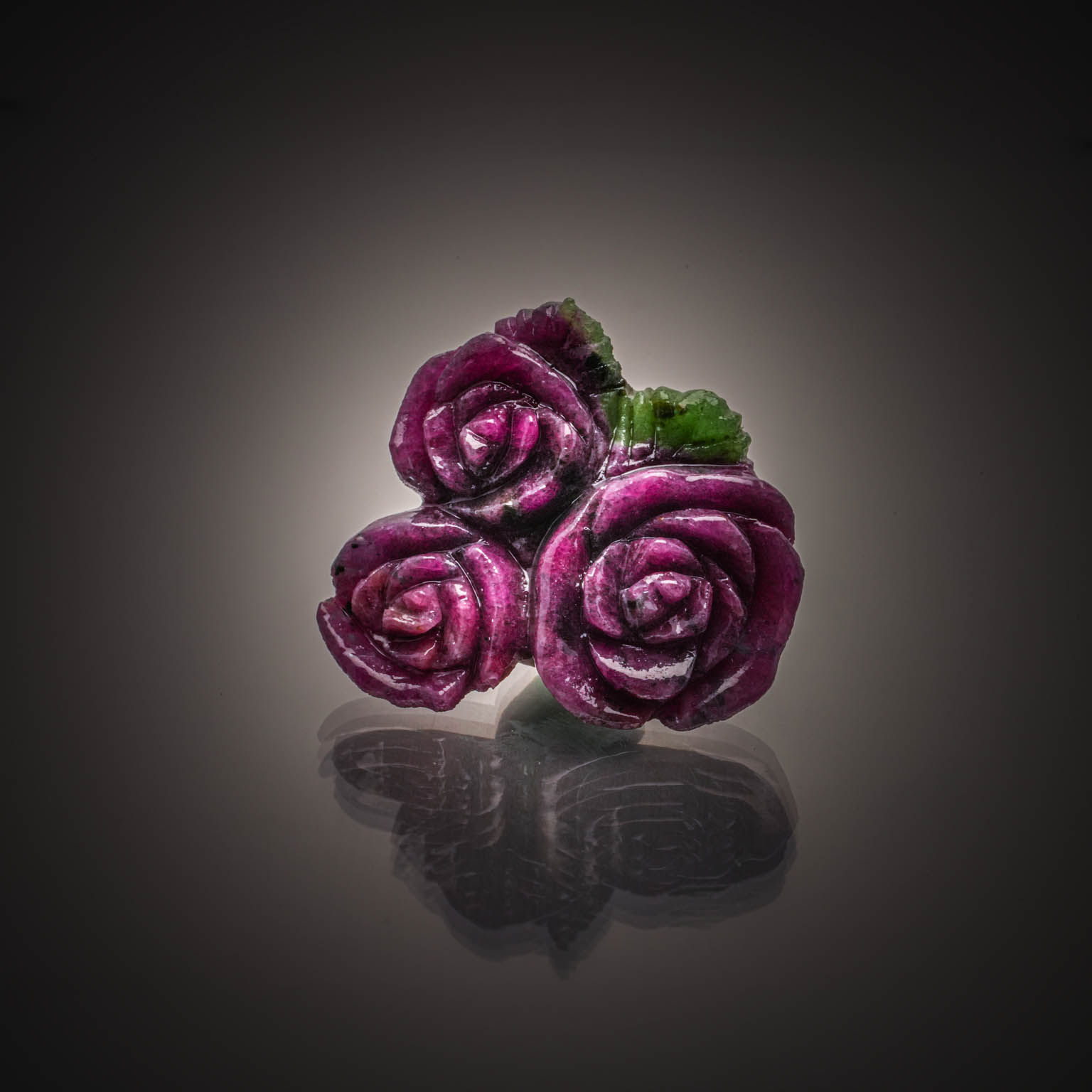 Rubis/zoïsite stylisant trois roses sur papier. - Lazuli