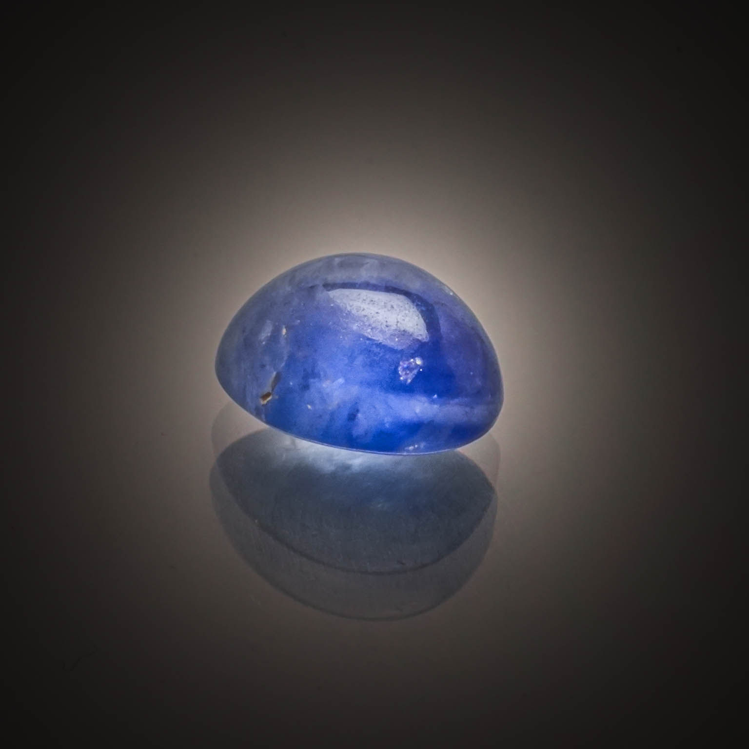 Fluorite bleue/violette coussin sur papier. - Lazuli