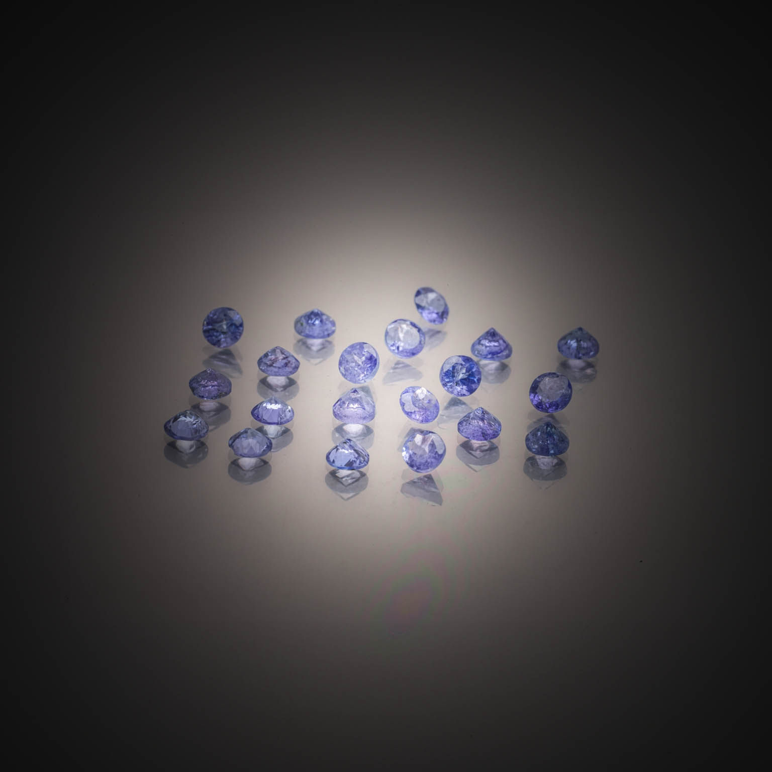 Rubis étoilé rond cabochon sur papier. - Lazuli