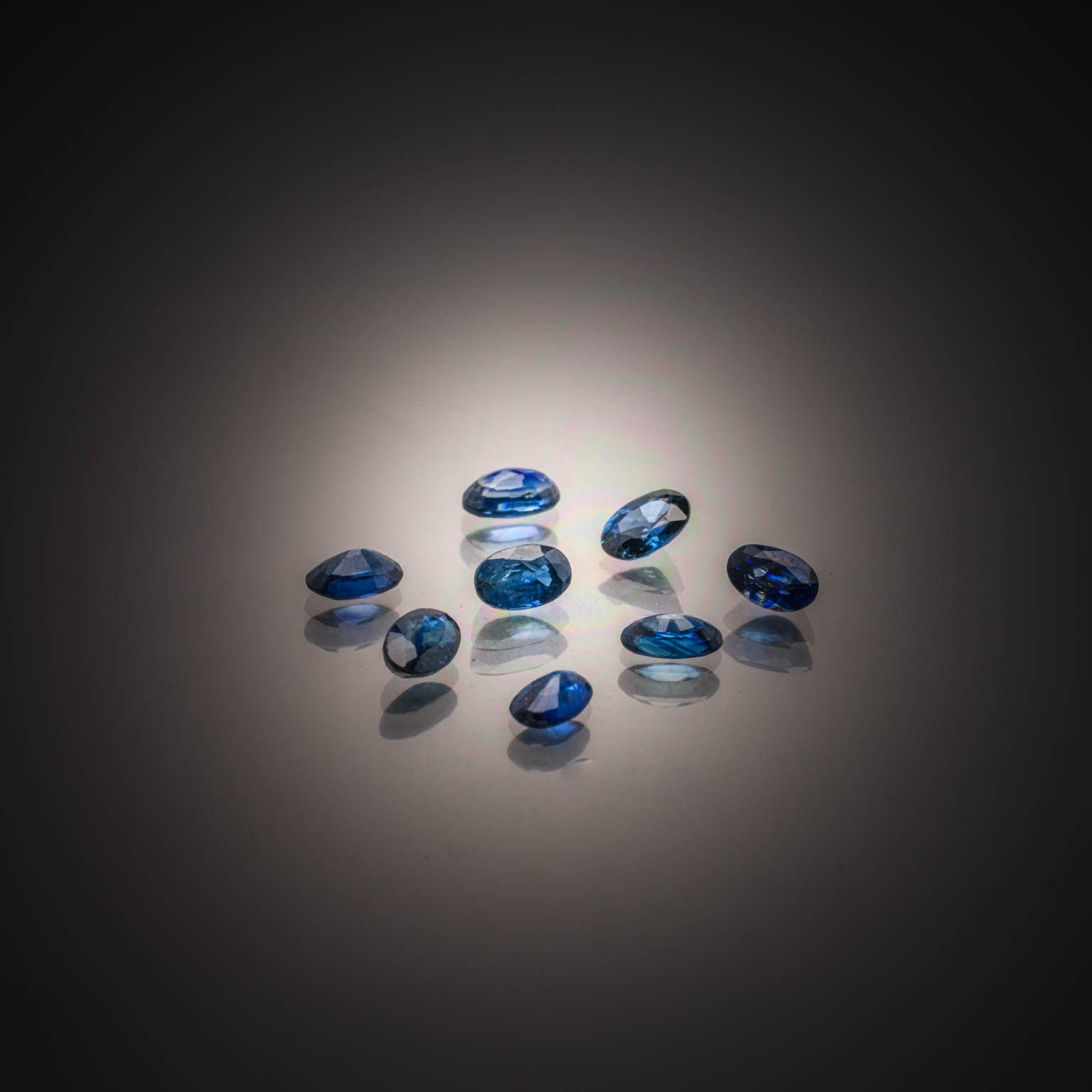 Saphir bleu/vert ovale sur papier. - Lazuli