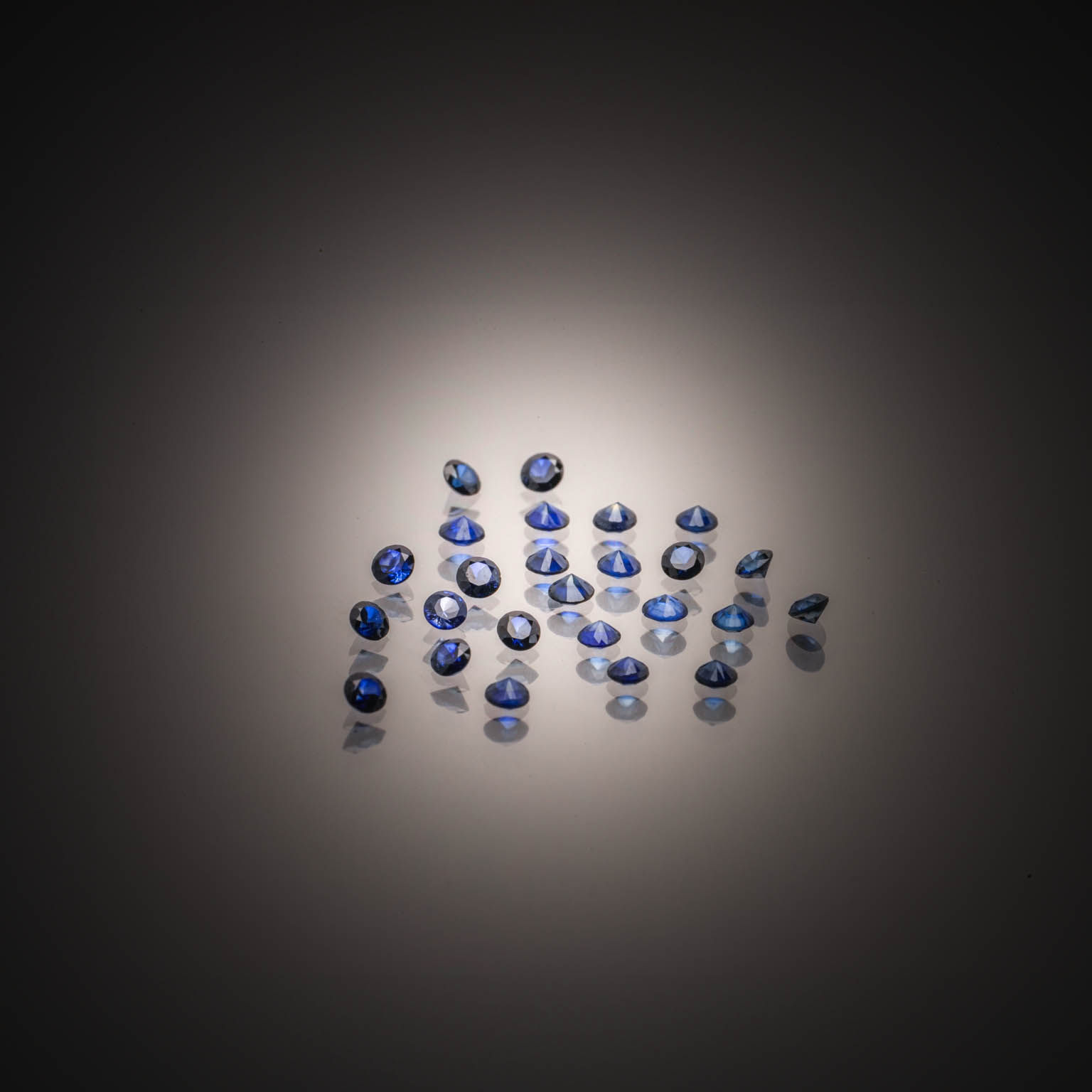 Saphir ovale cabochon sur papier. - Lazuli