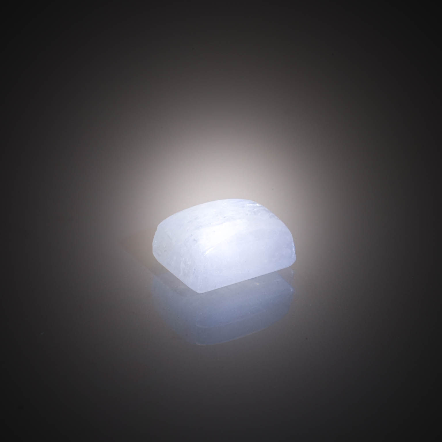 Prehnite ovale cabochon sur papier. - Lazuli