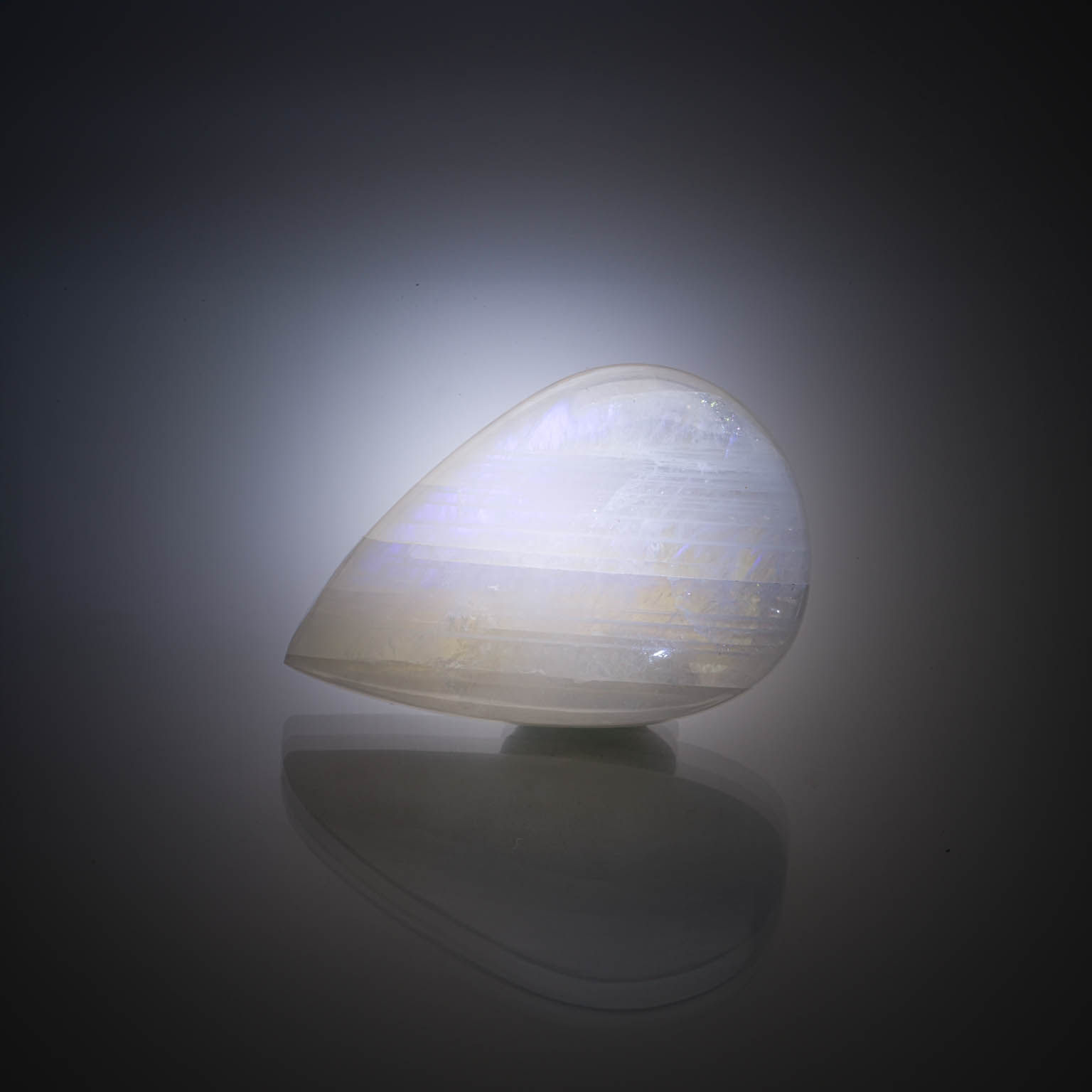 Pierre de lune poire cabochon sur papier. - Lazuli