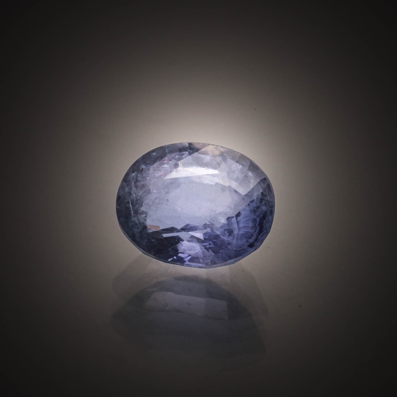 Rubis étoilé marquise cabochon sur papier. - Lazuli