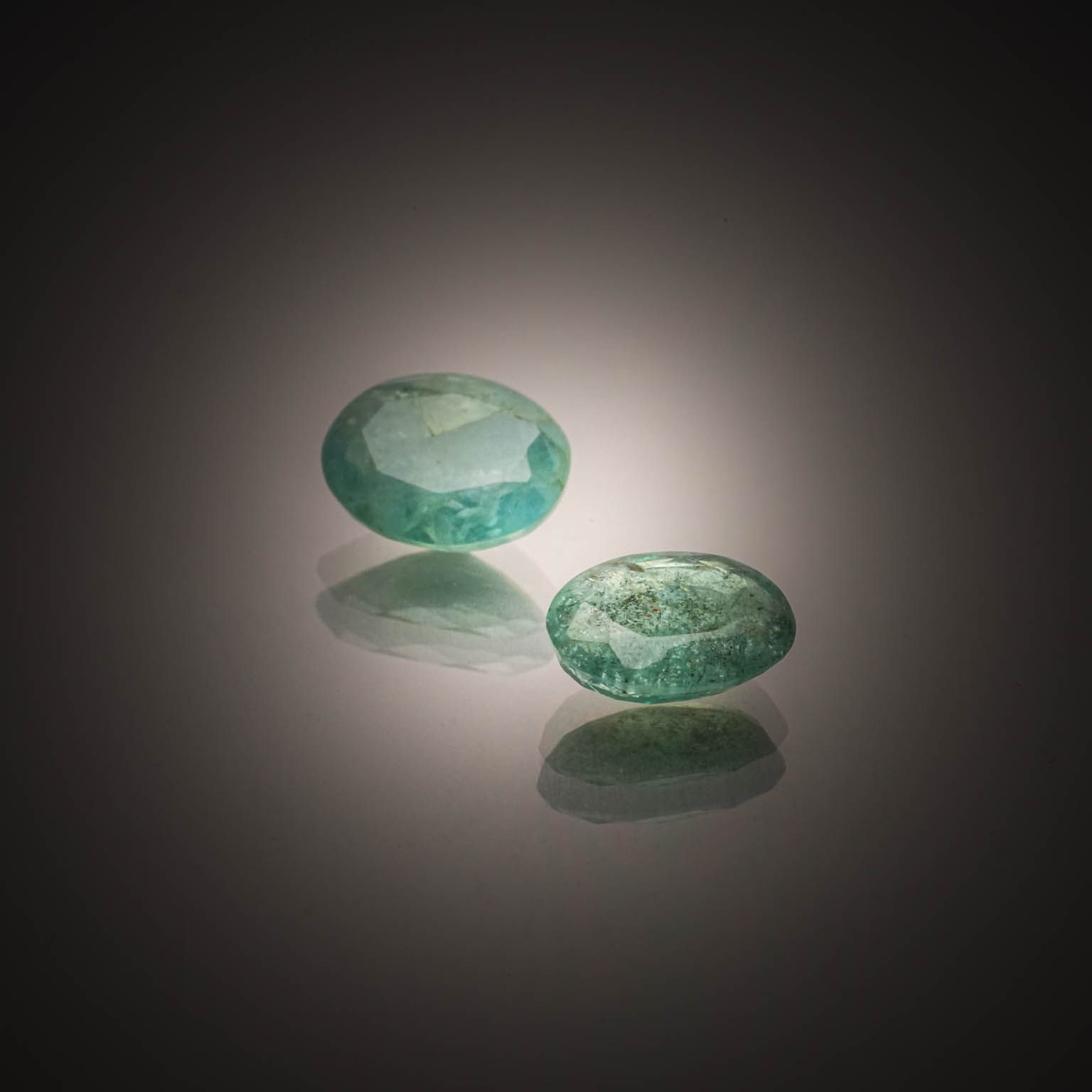 Zircon champagne poire sur papier. - Lazuli