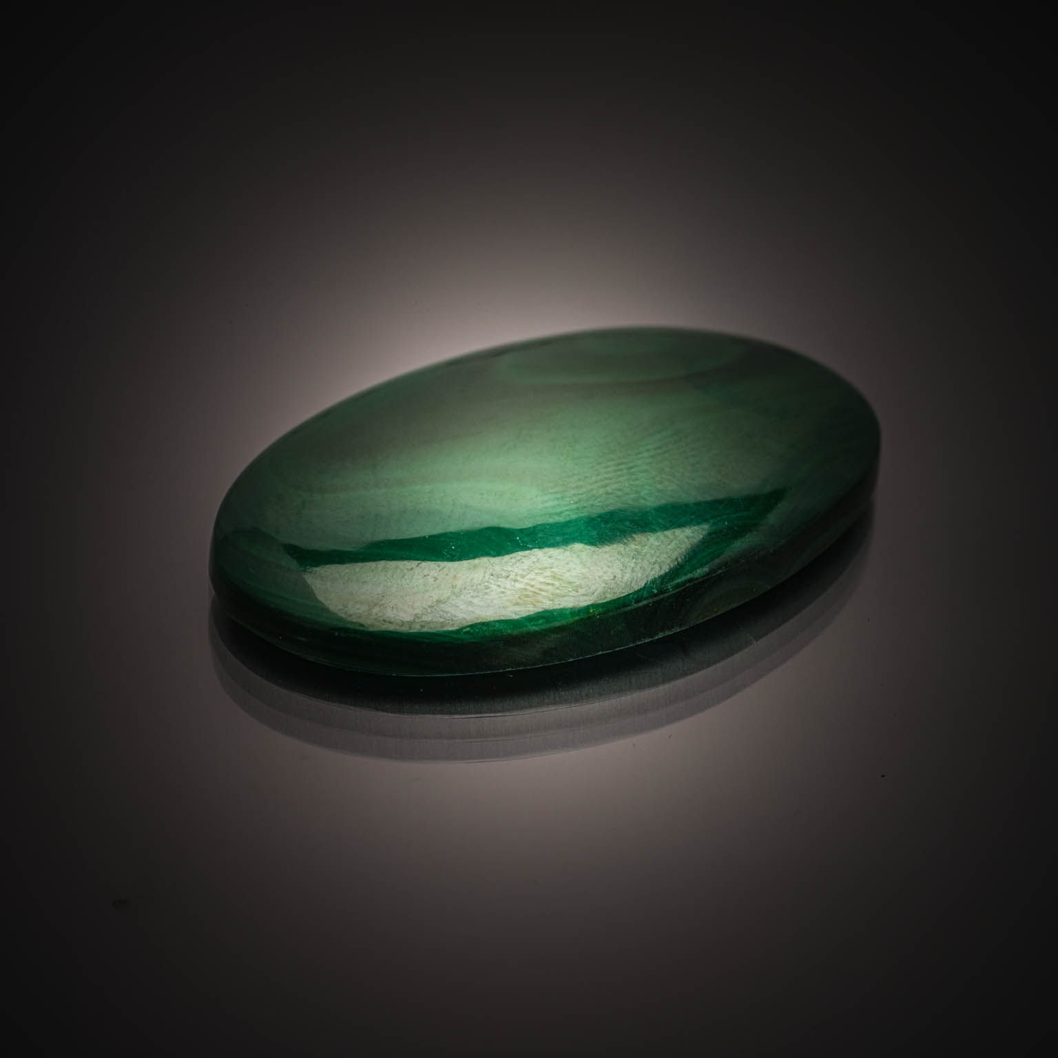 Malachite ovale cabochon sur papier. - Lazuli