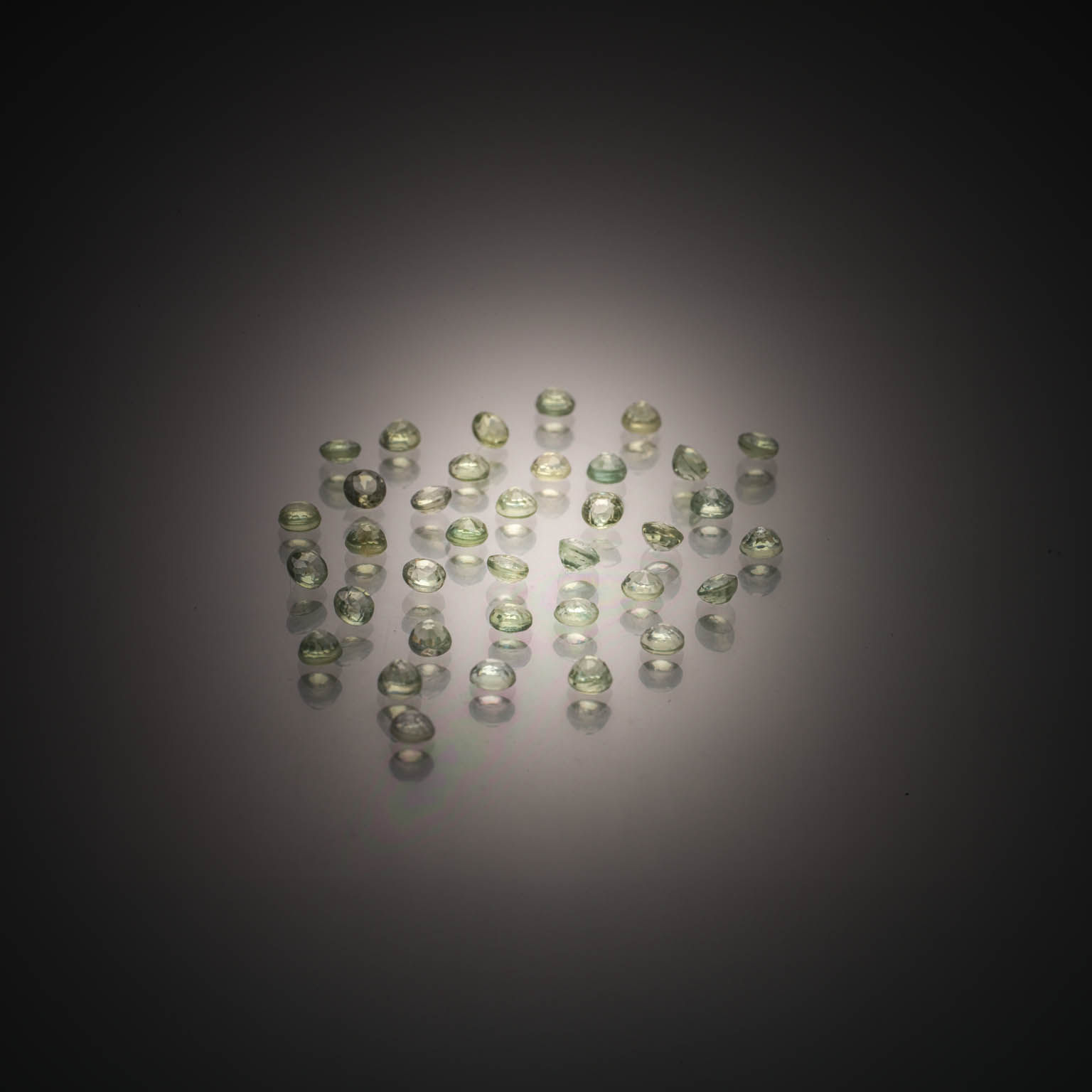 Lot de tanzanites ovales sur papier. - Lazuli