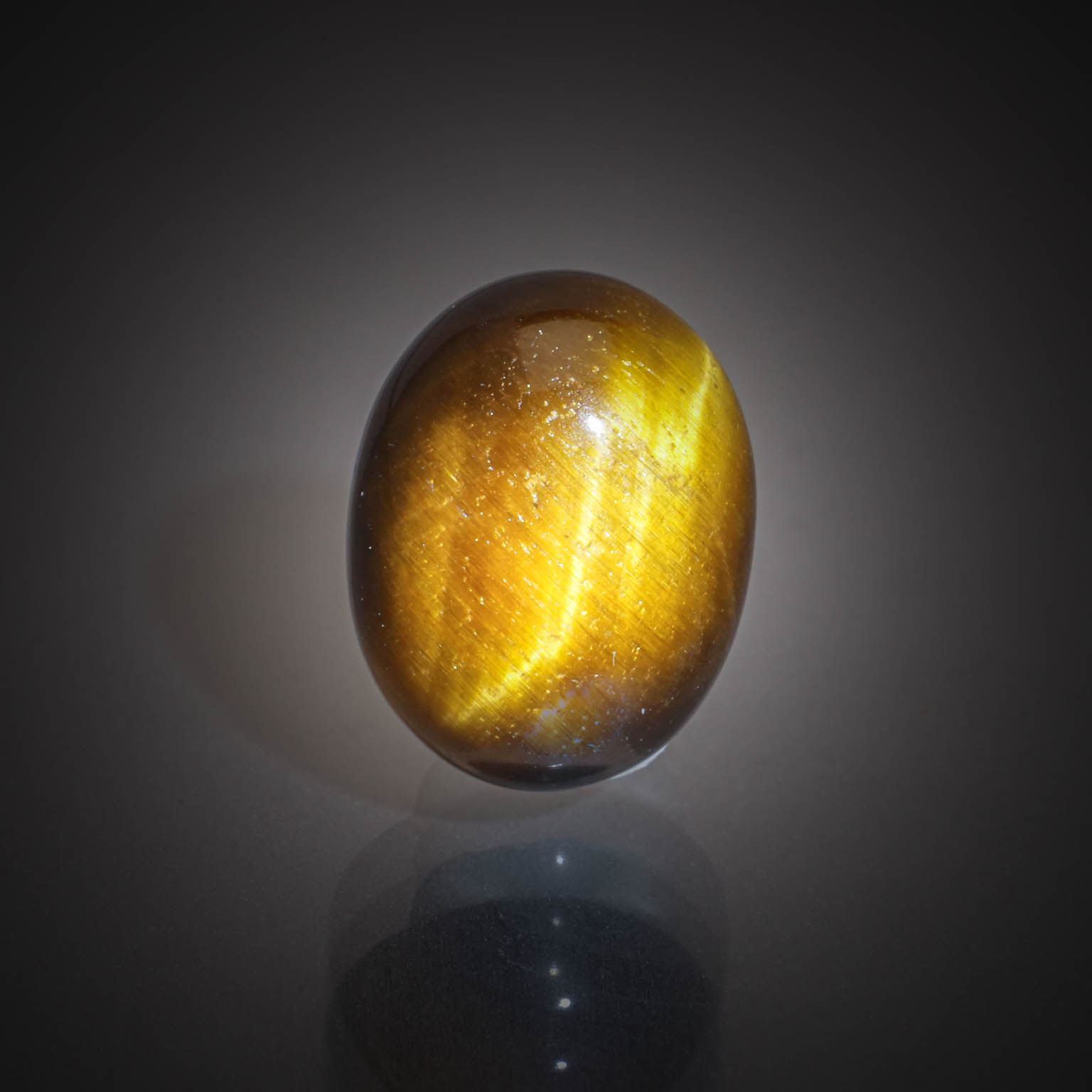 Cristal de roche rond sur papier. - Lazuli