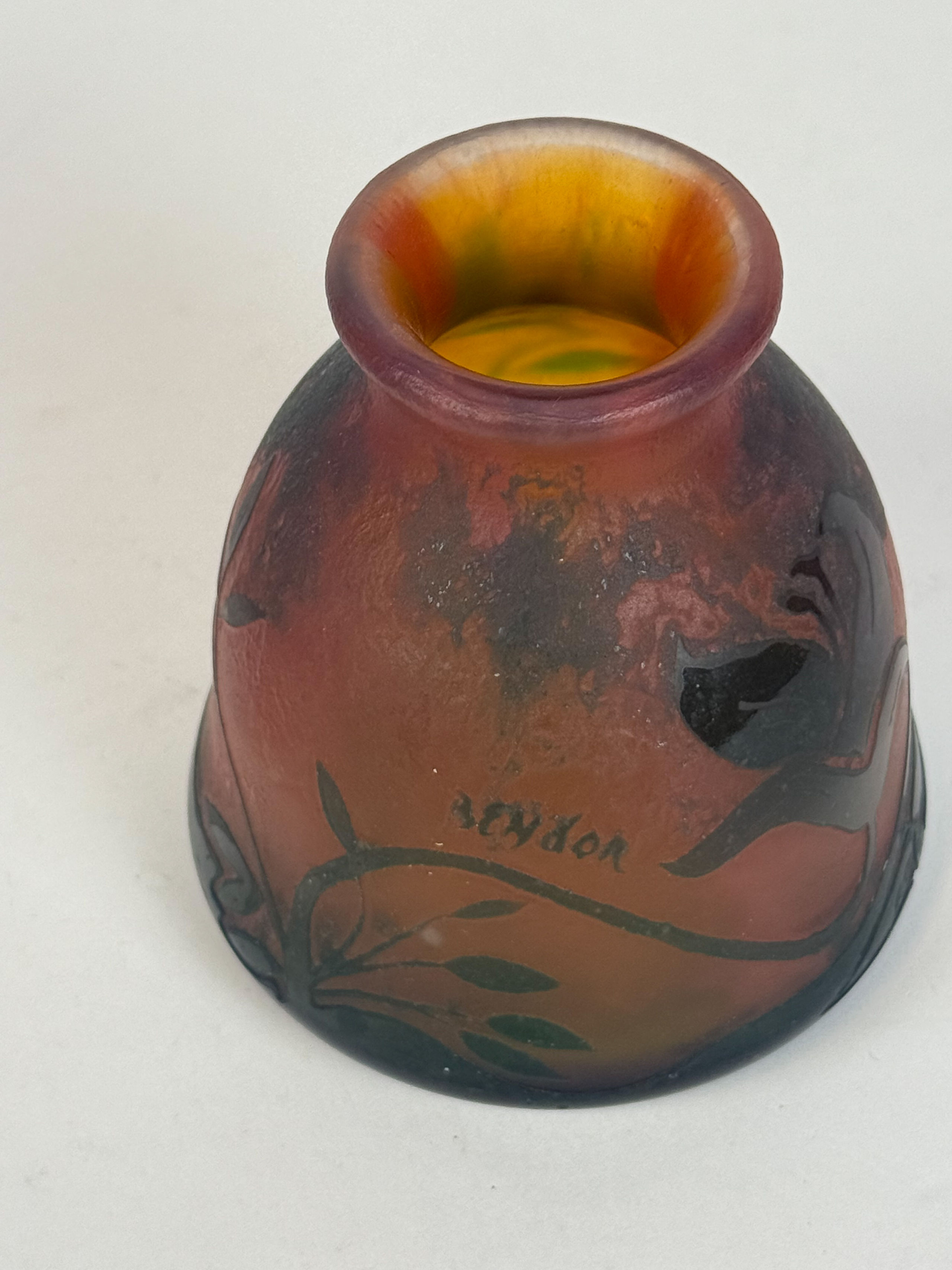 Boîte rectangulaire en corne ajourée à décor d dragons et caractères chinois. - Lazuli