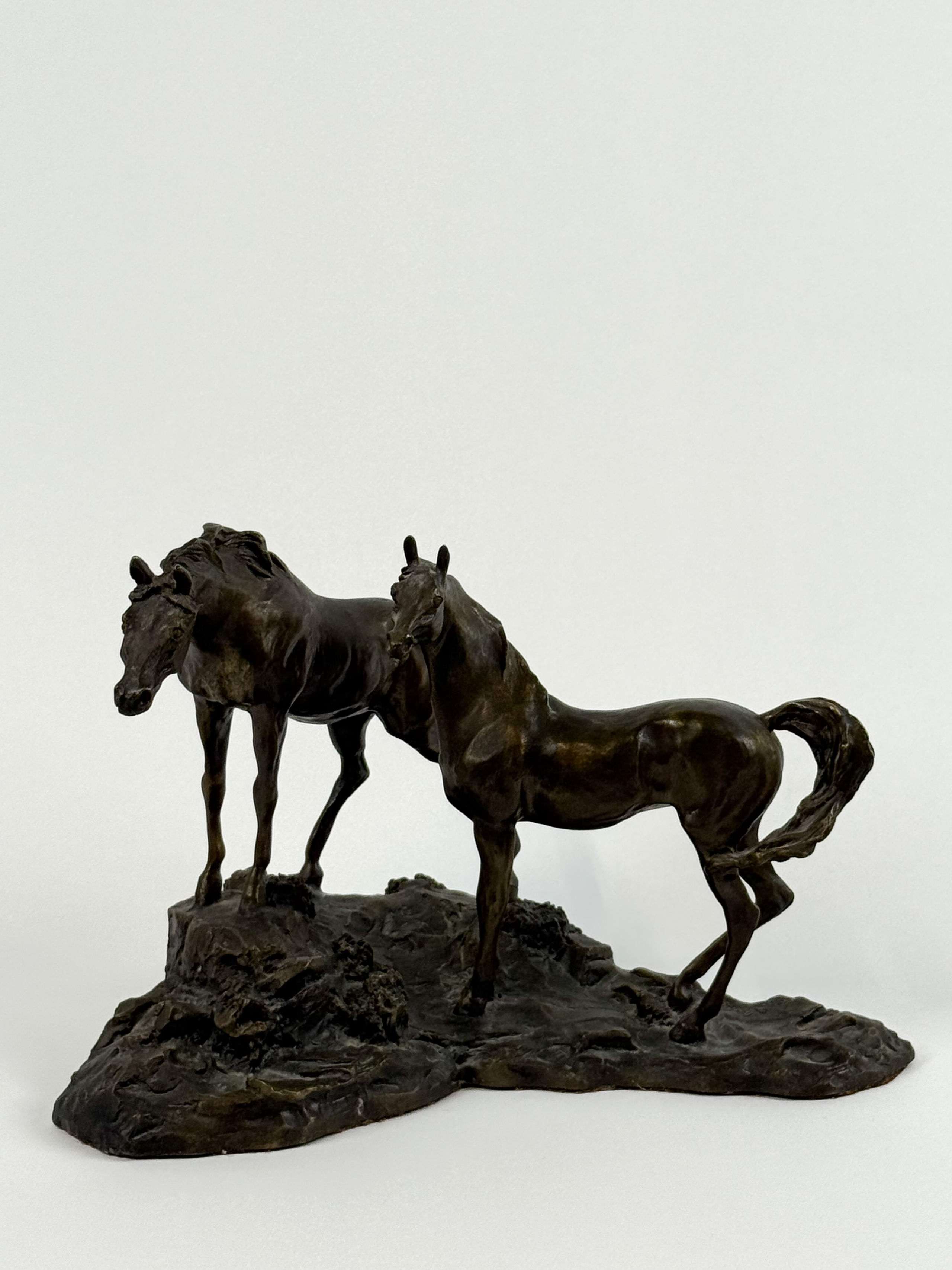 Pied de lampe en bronze chromé à décor de motifs floraux stylisés. - Lazuli