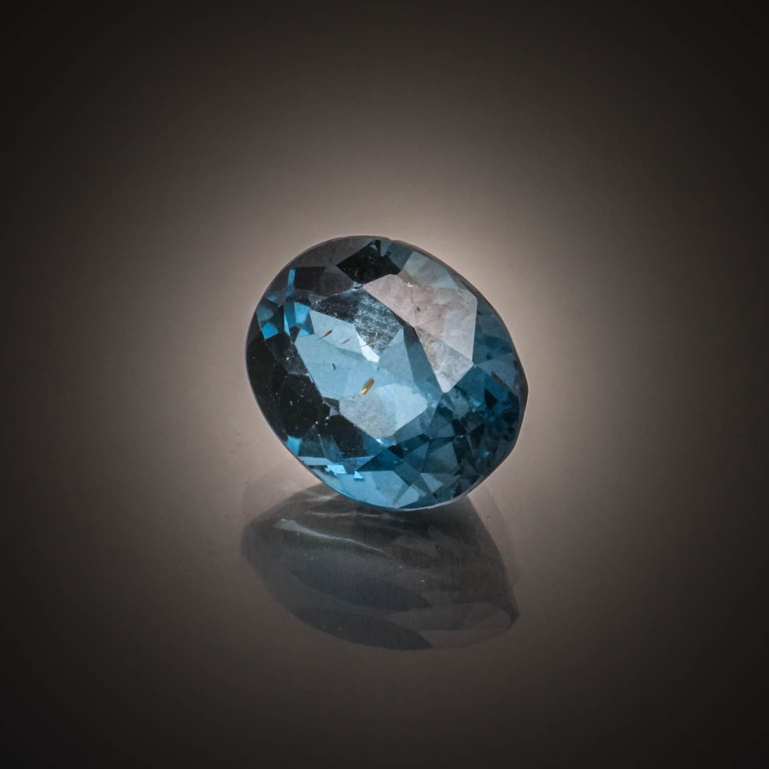 Opale noire ovale cabochon sur papier. - Lazuli