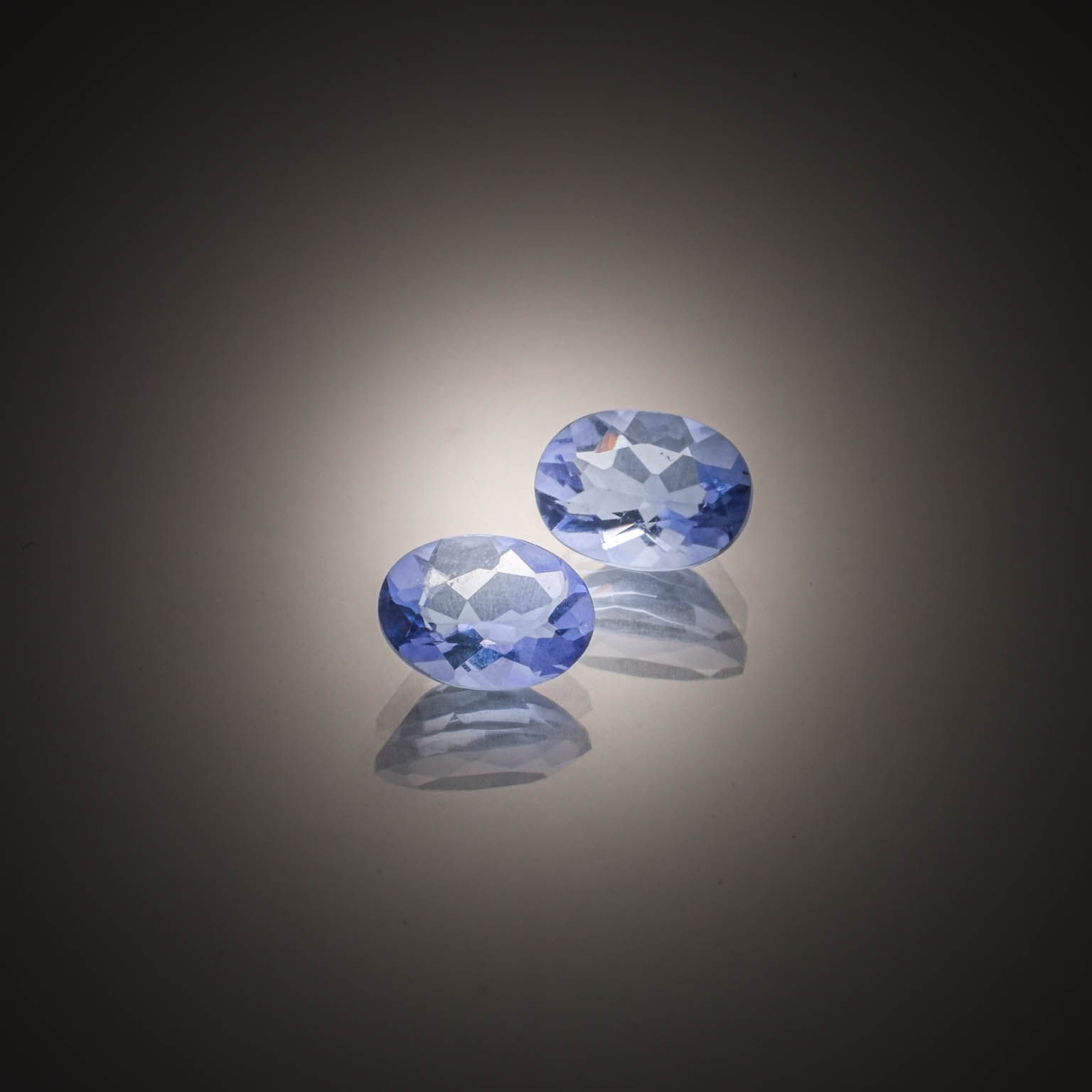 Topaze bleue (Swiss Blue) ronde sur papier. - Lazuli