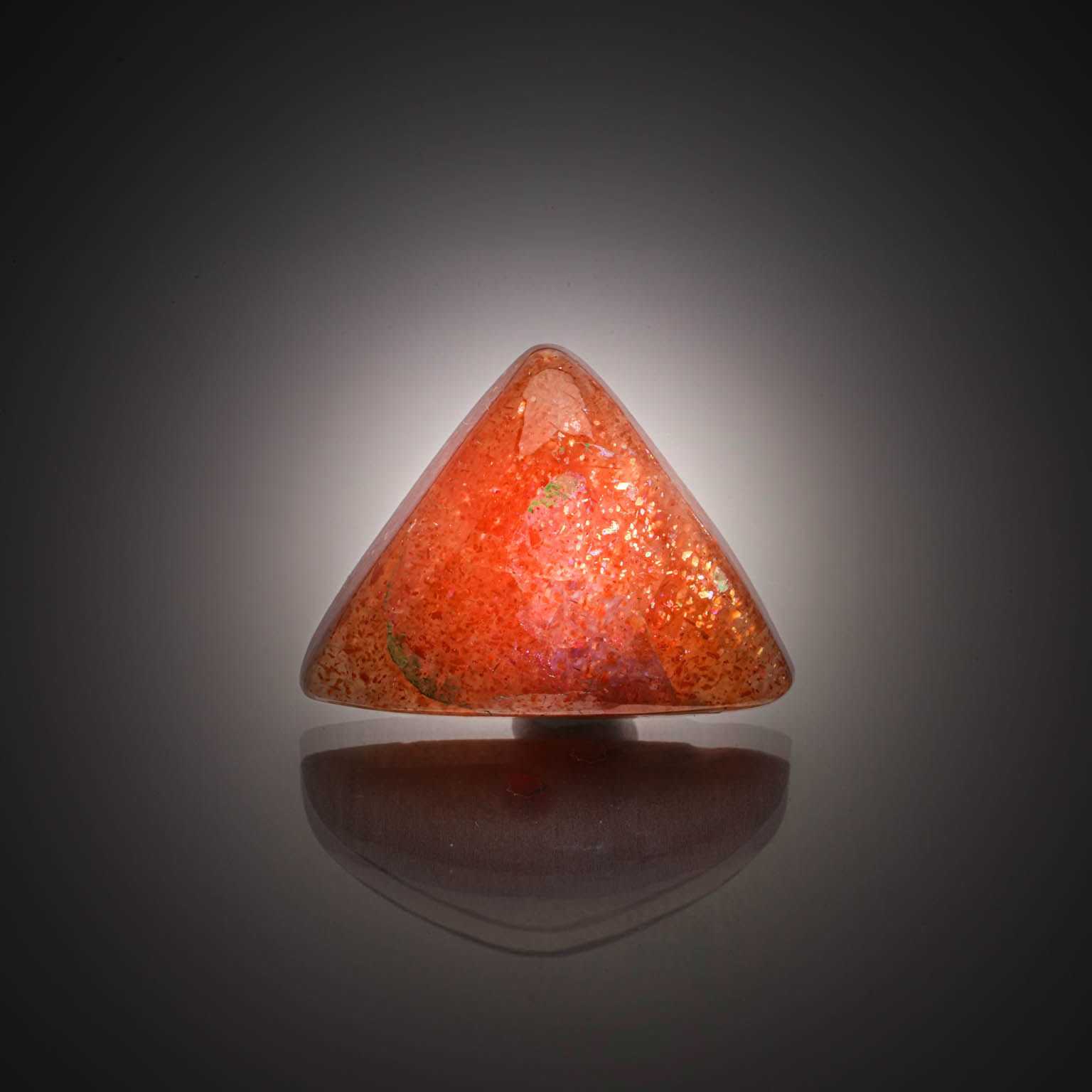 Pierre de soleil triangulaire cabochon sur papier. - Lazuli
