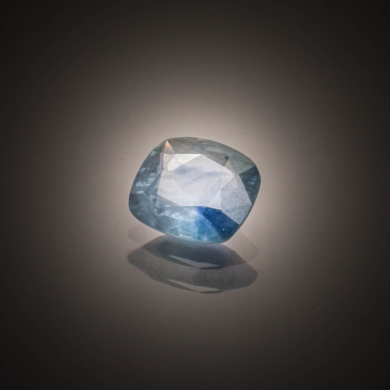 Tanzanite ovale cabochon sur papier. - Lazuli