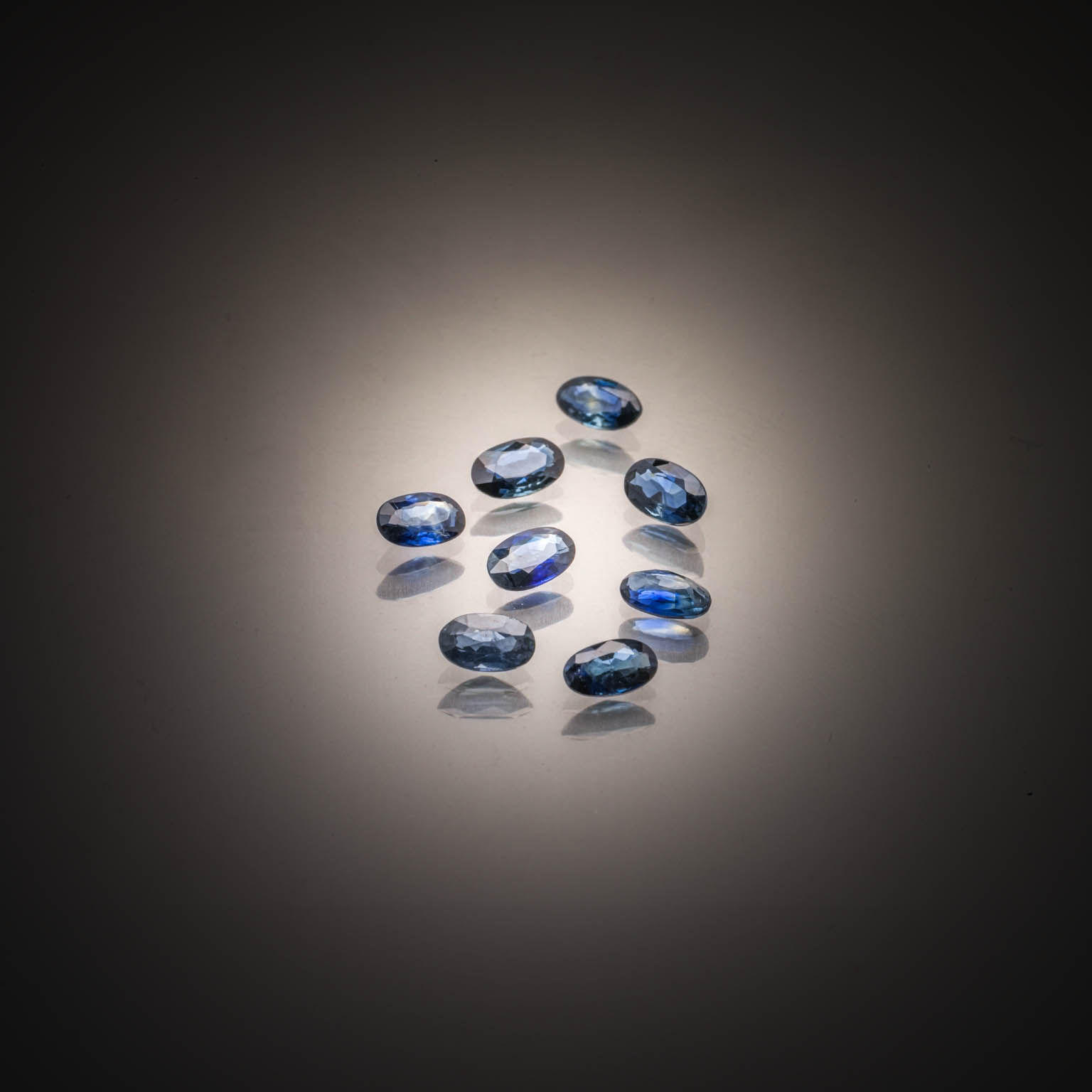 Iolite ovale sur papier. - Lazuli