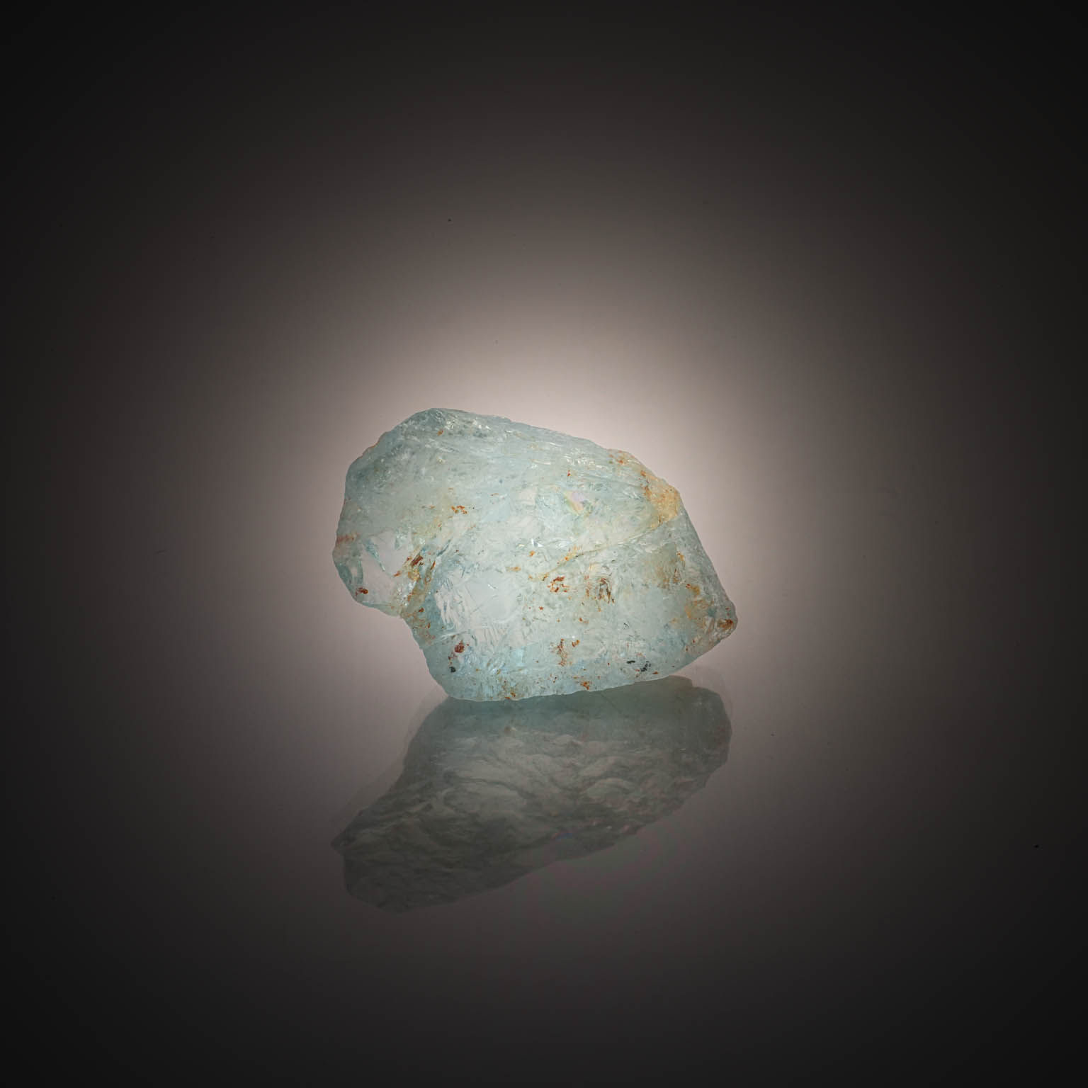 Topaze bleue (Swiss Blue) ovale sur papier. - Lazuli