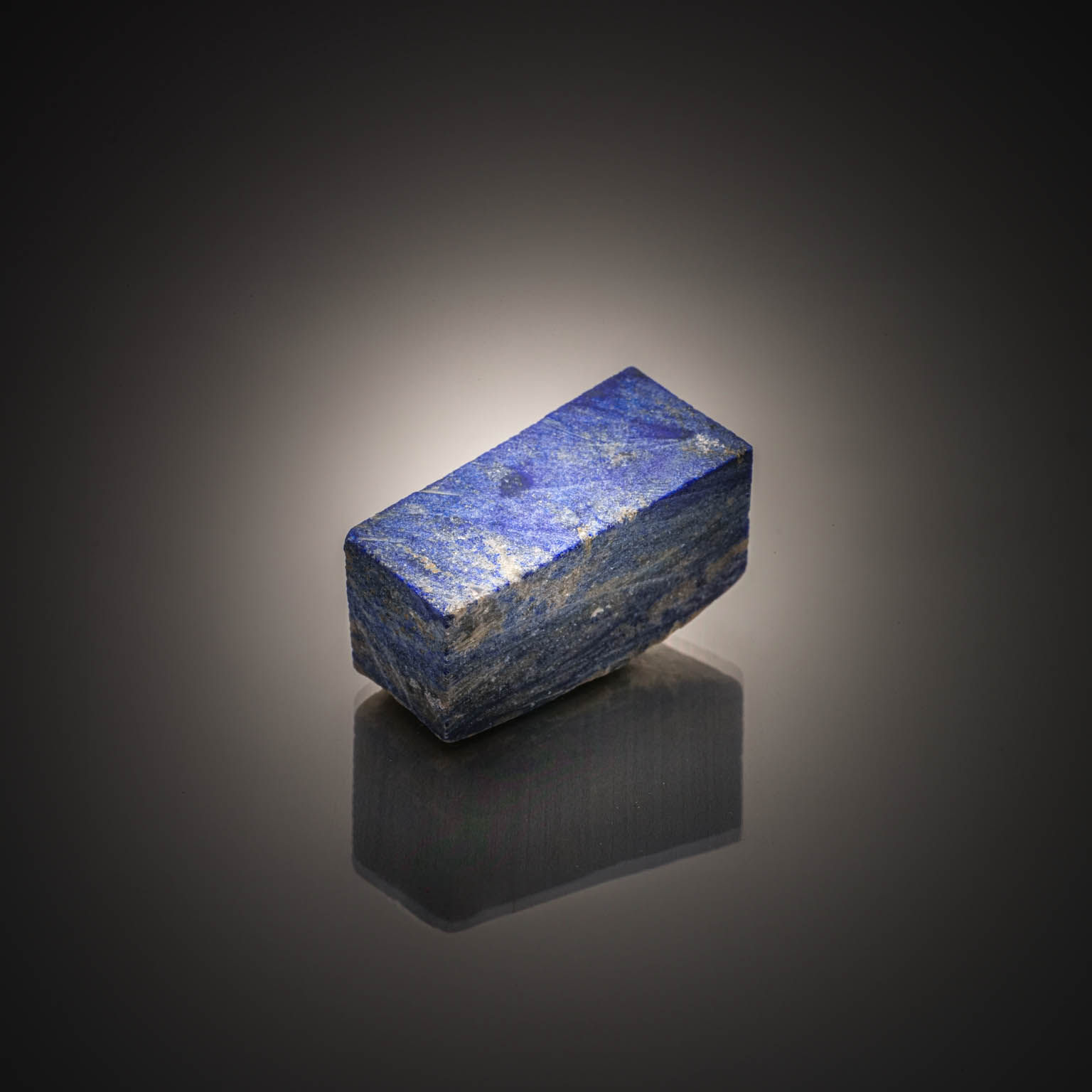 Lapis lazuli brut sur papier. - Lazuli