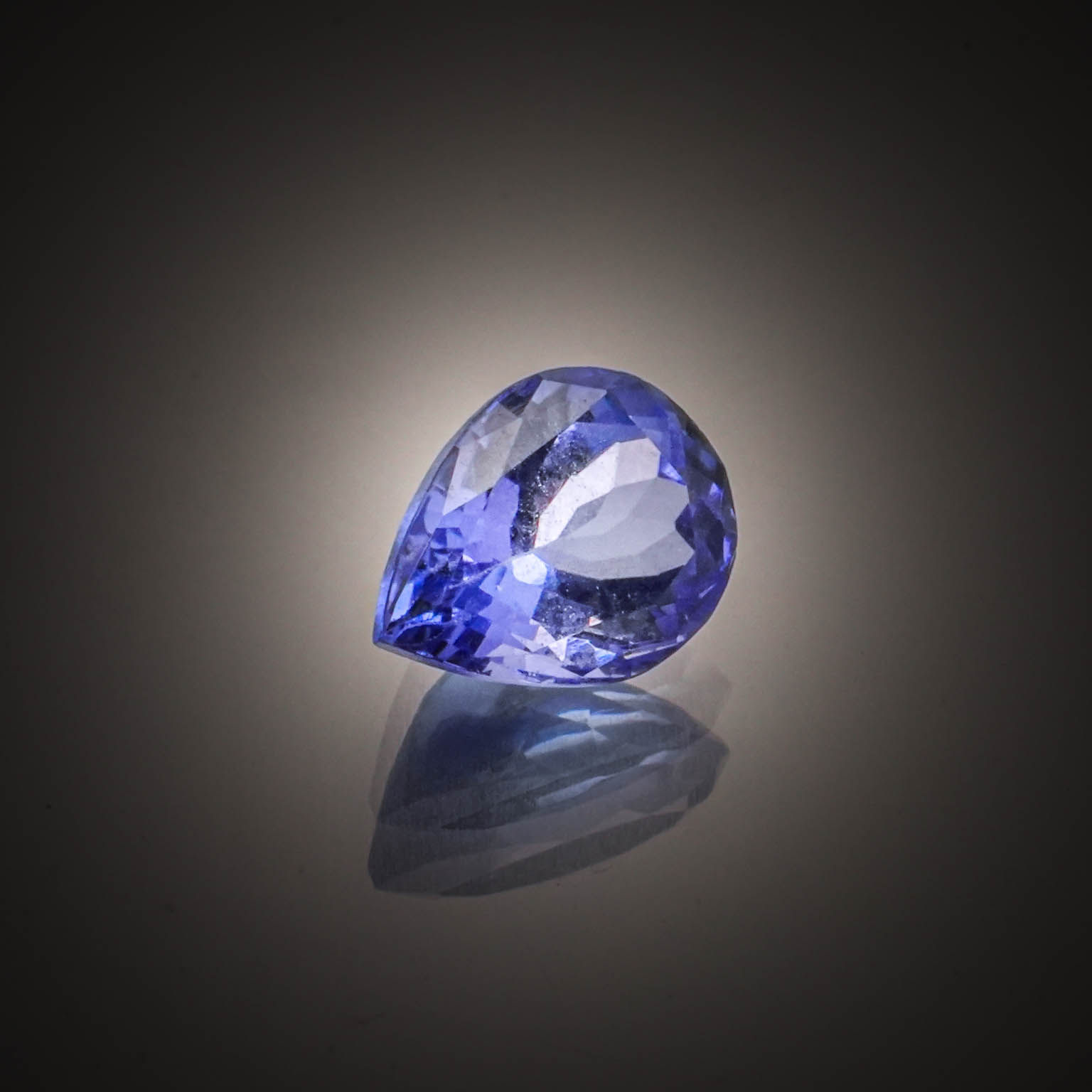 Saphir ovale sur papier. - Lazuli