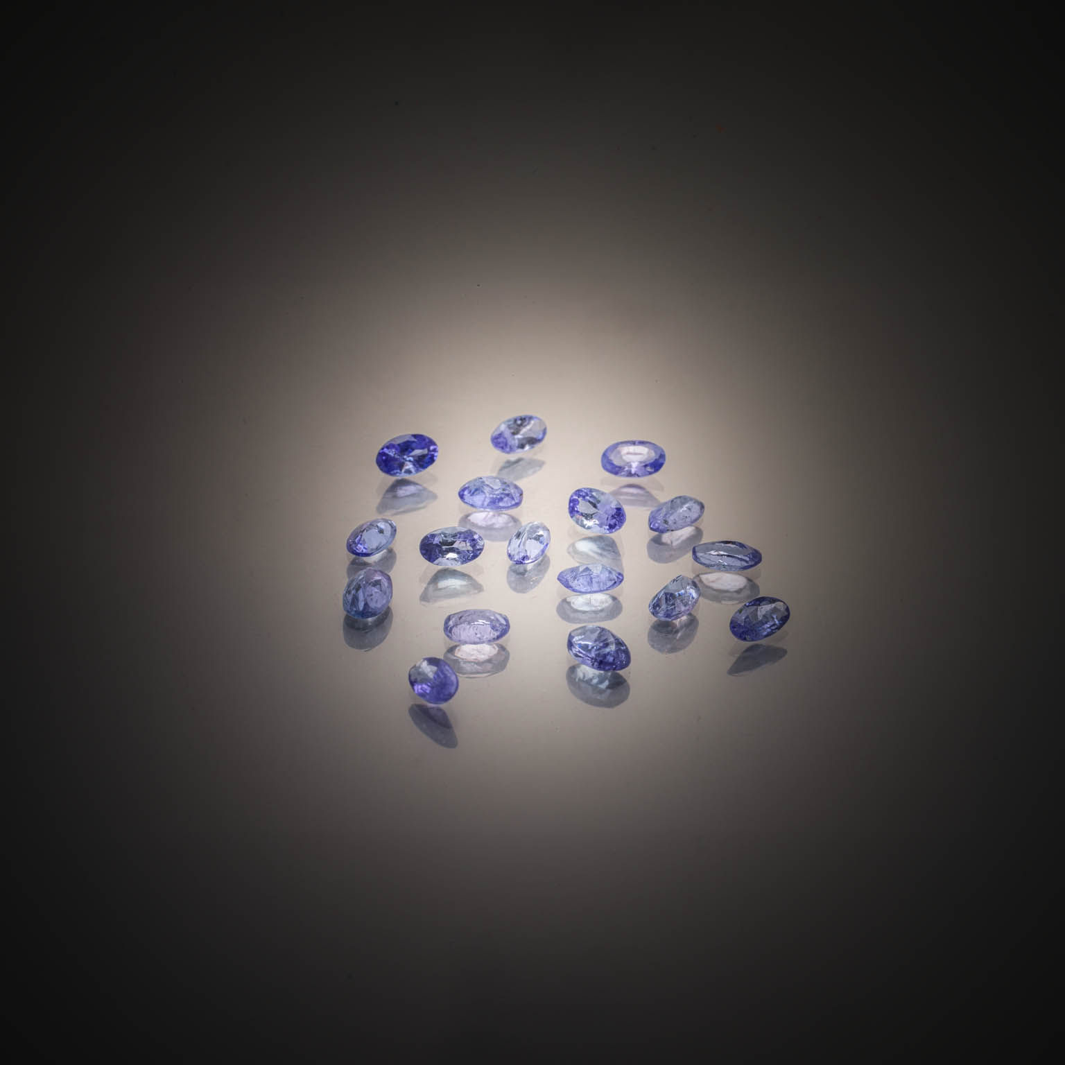 Grenat spessartite octogonal sur papier. - Lazuli