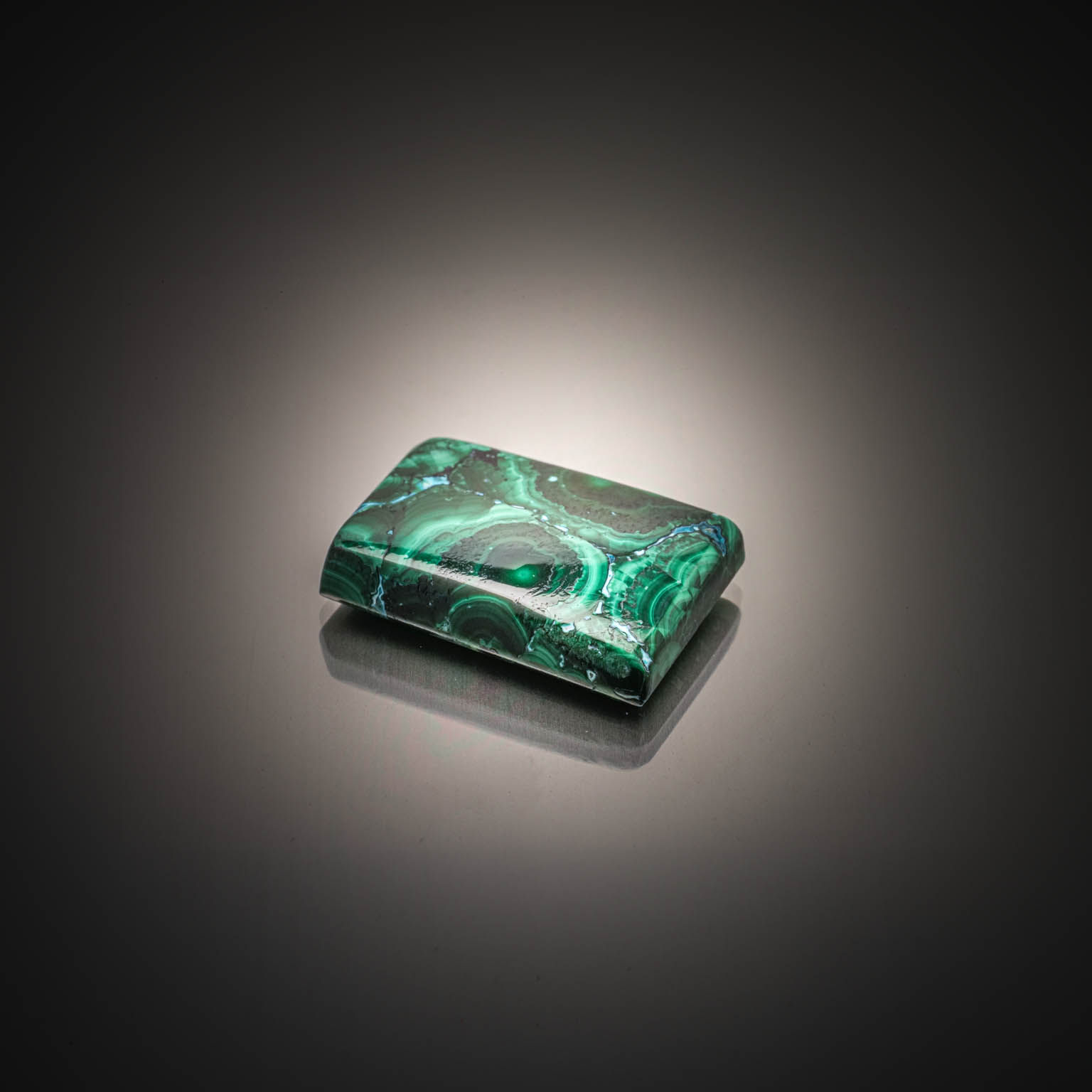 Chrysocolle malachite rectangulaire cabochon sur papier. - Lazuli
