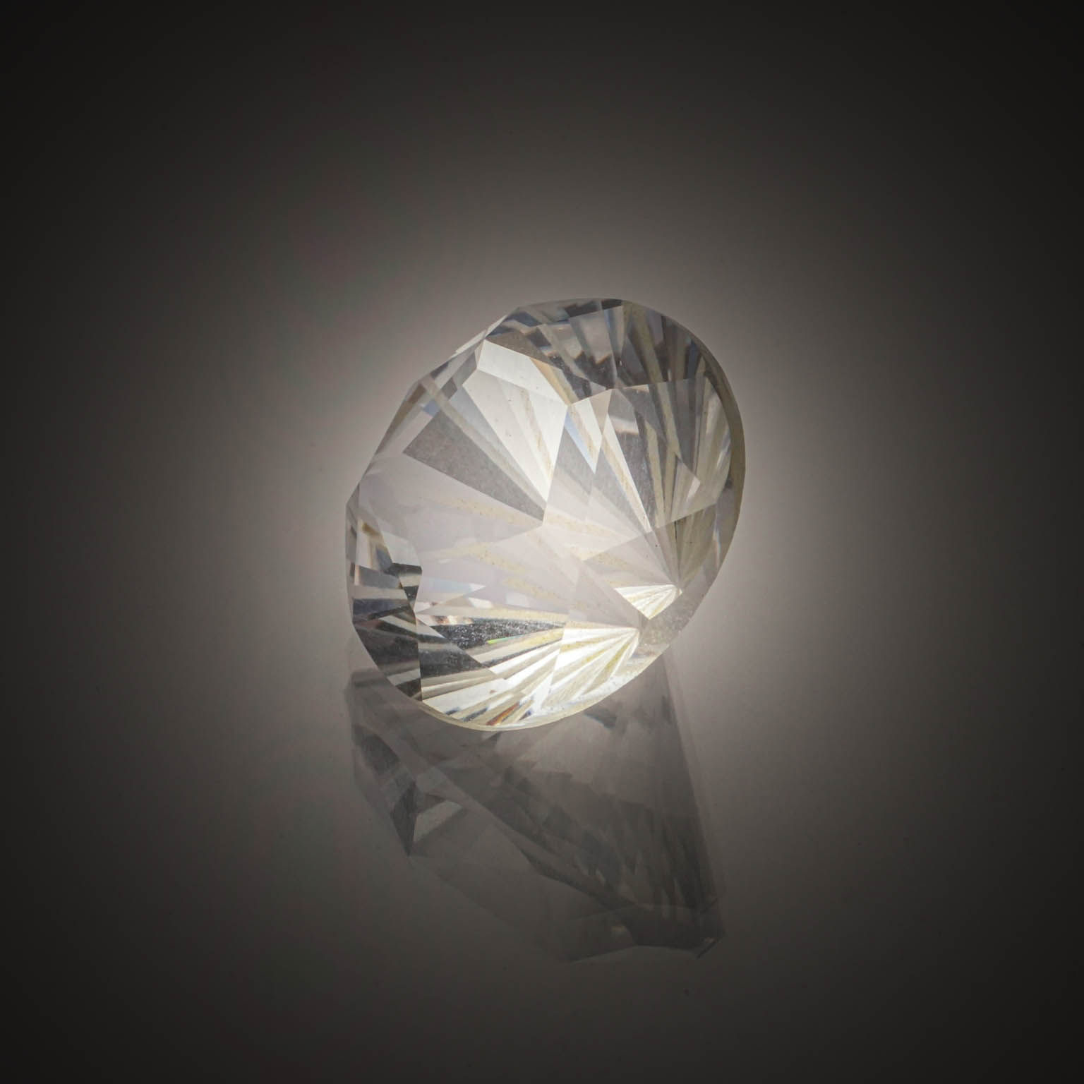 Iolite ovale sur papier. - Lazuli