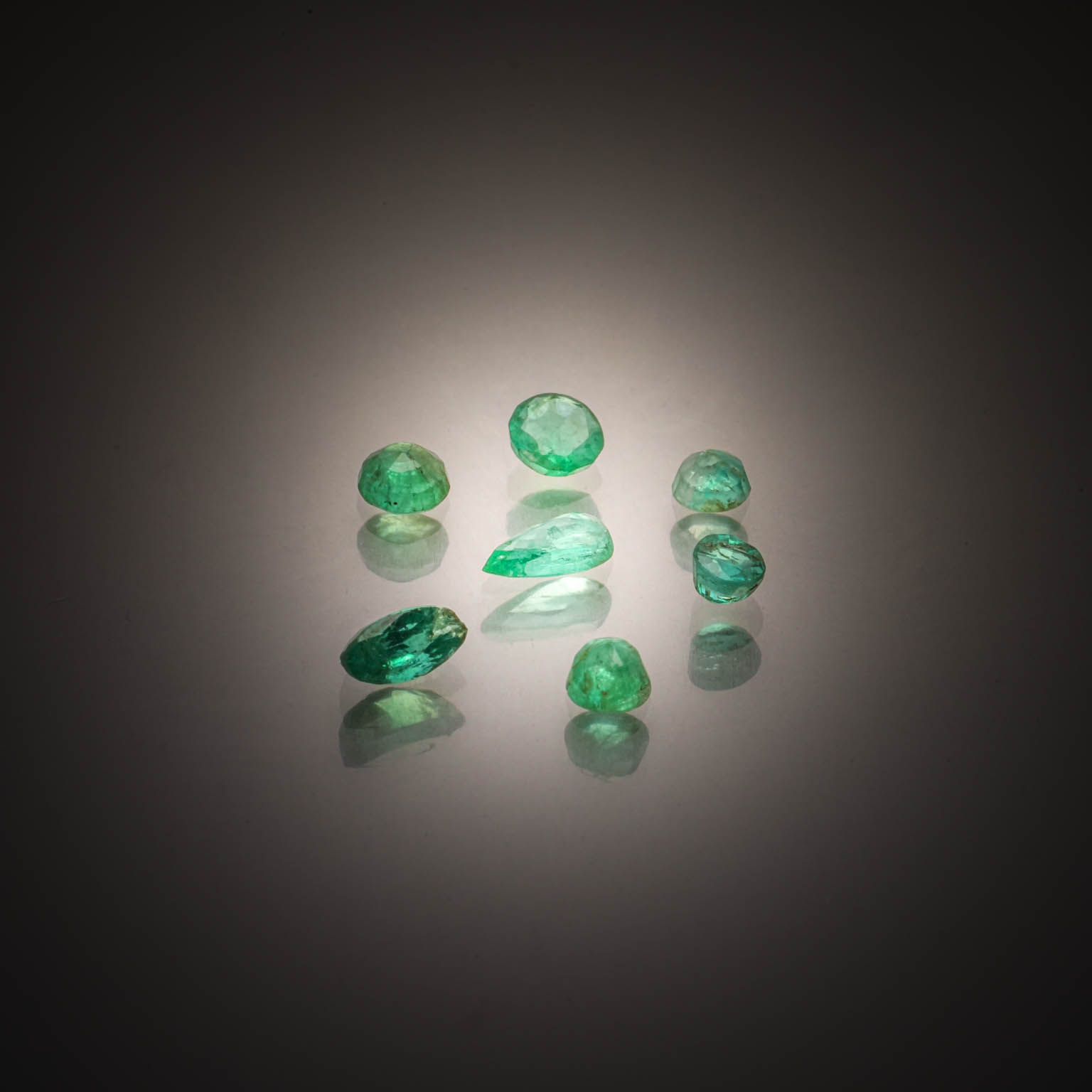 Lot de tanzanites ovales sur papier. - Lazuli