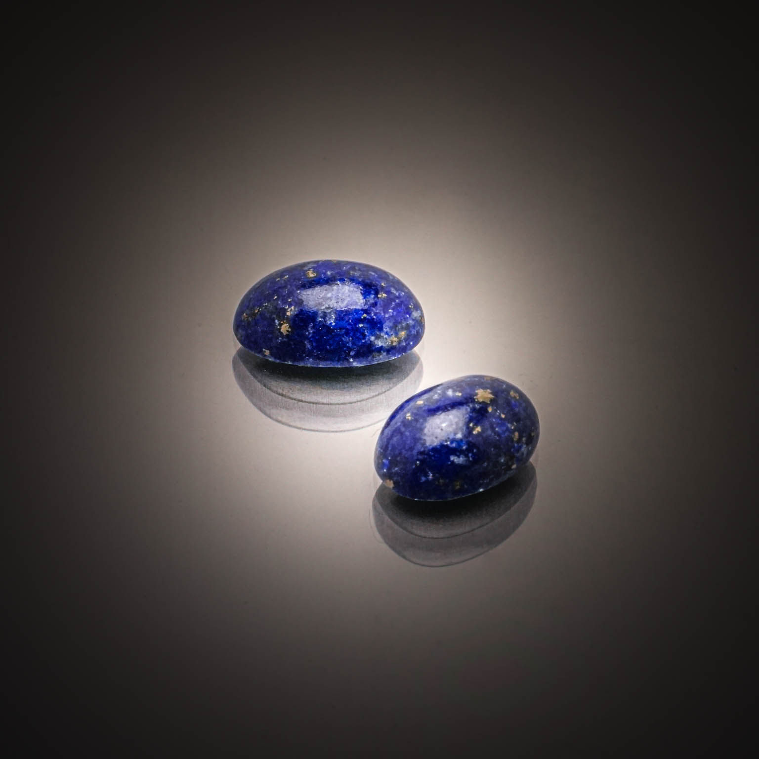 Iolite ovale sur papier. - Lazuli