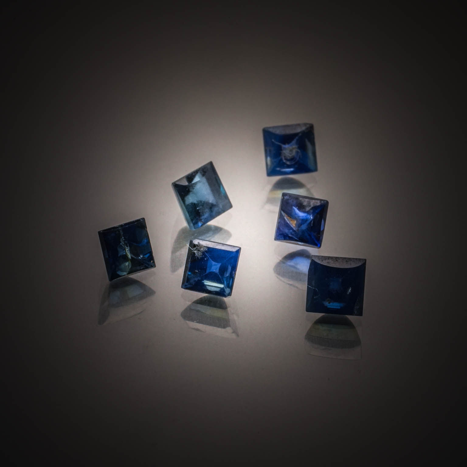 Opale ovale cabochon sur papier. - Lazuli