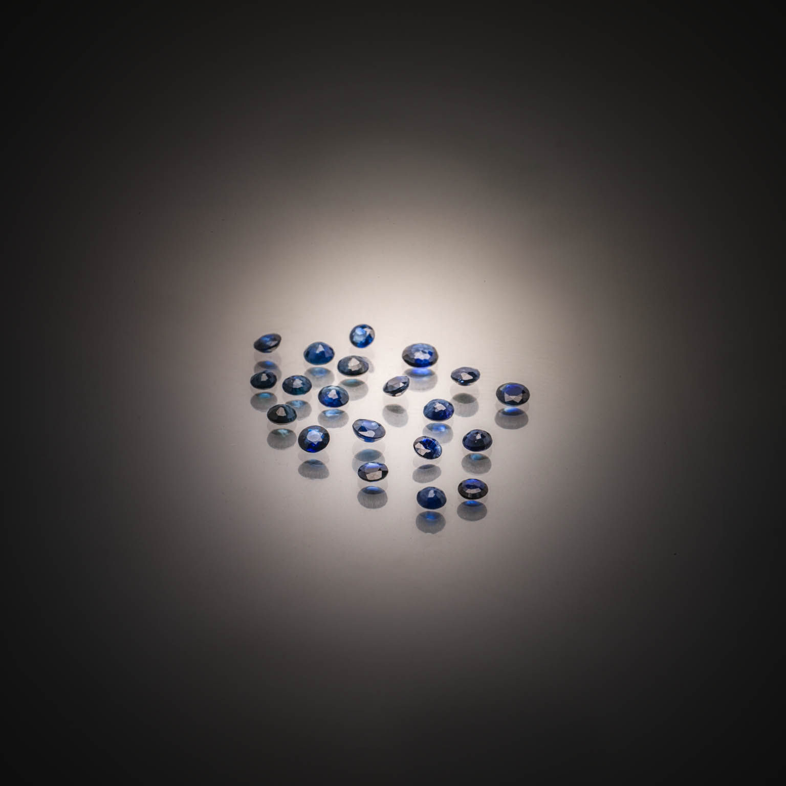 Saphir poire sur papier. - Lazuli