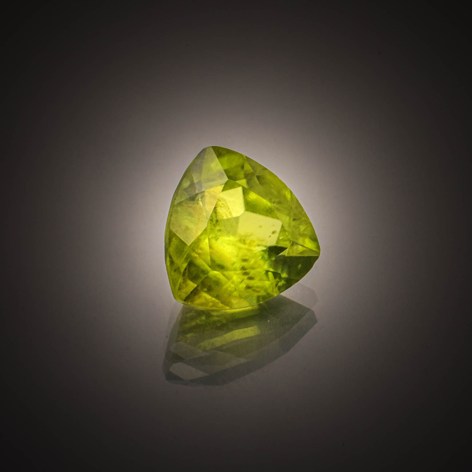 Citrine ovale sur papier. - Lazuli