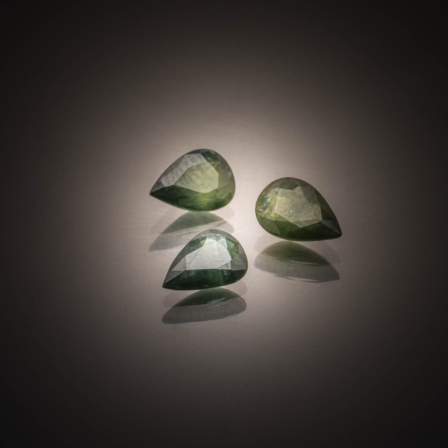 Tourmaline verte rectangulaire sur papier. - Lazuli