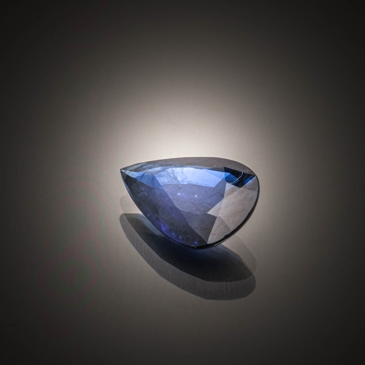 Saphir poire sur papier. - Lazuli