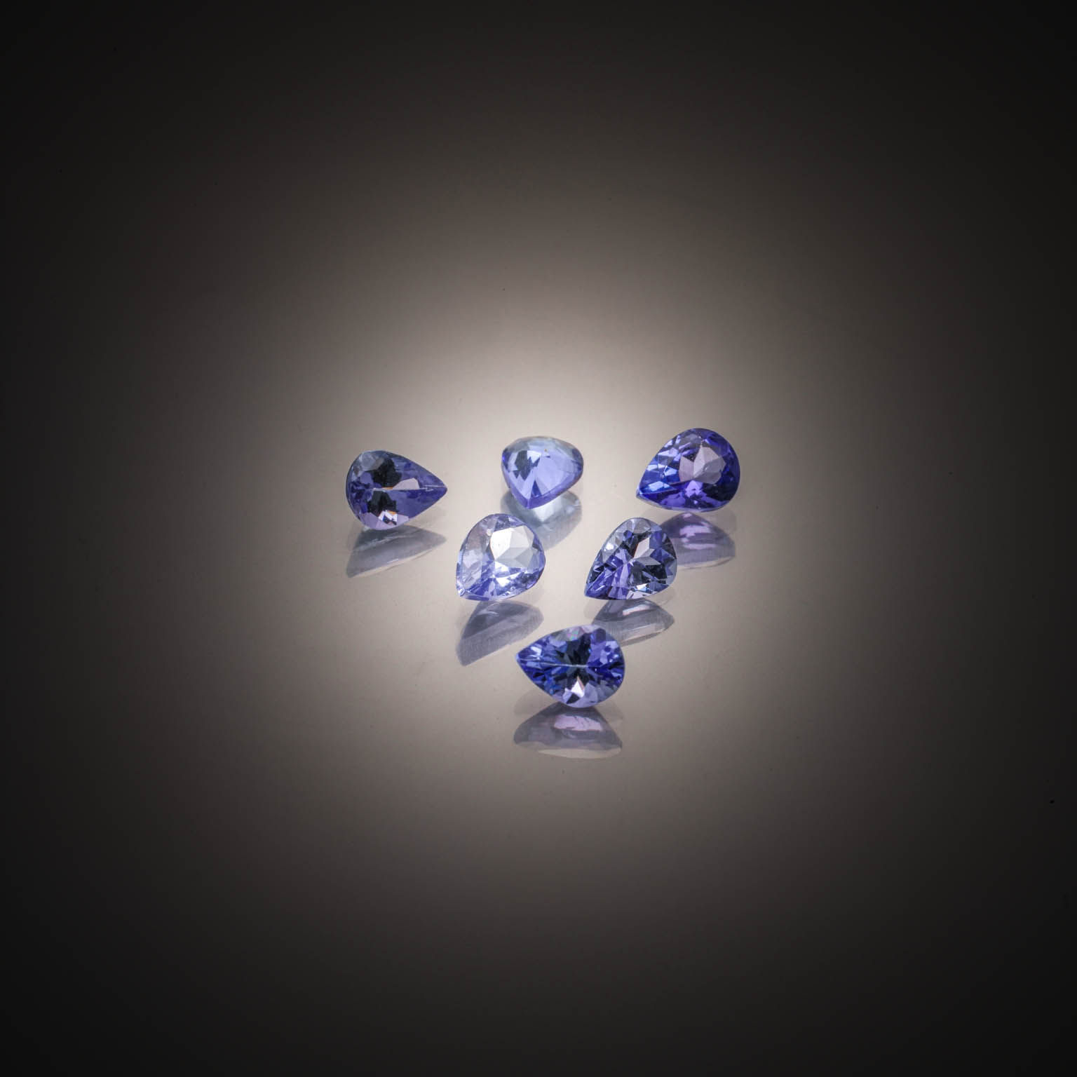 Lapis lazuli brut sur papier. - Lazuli
