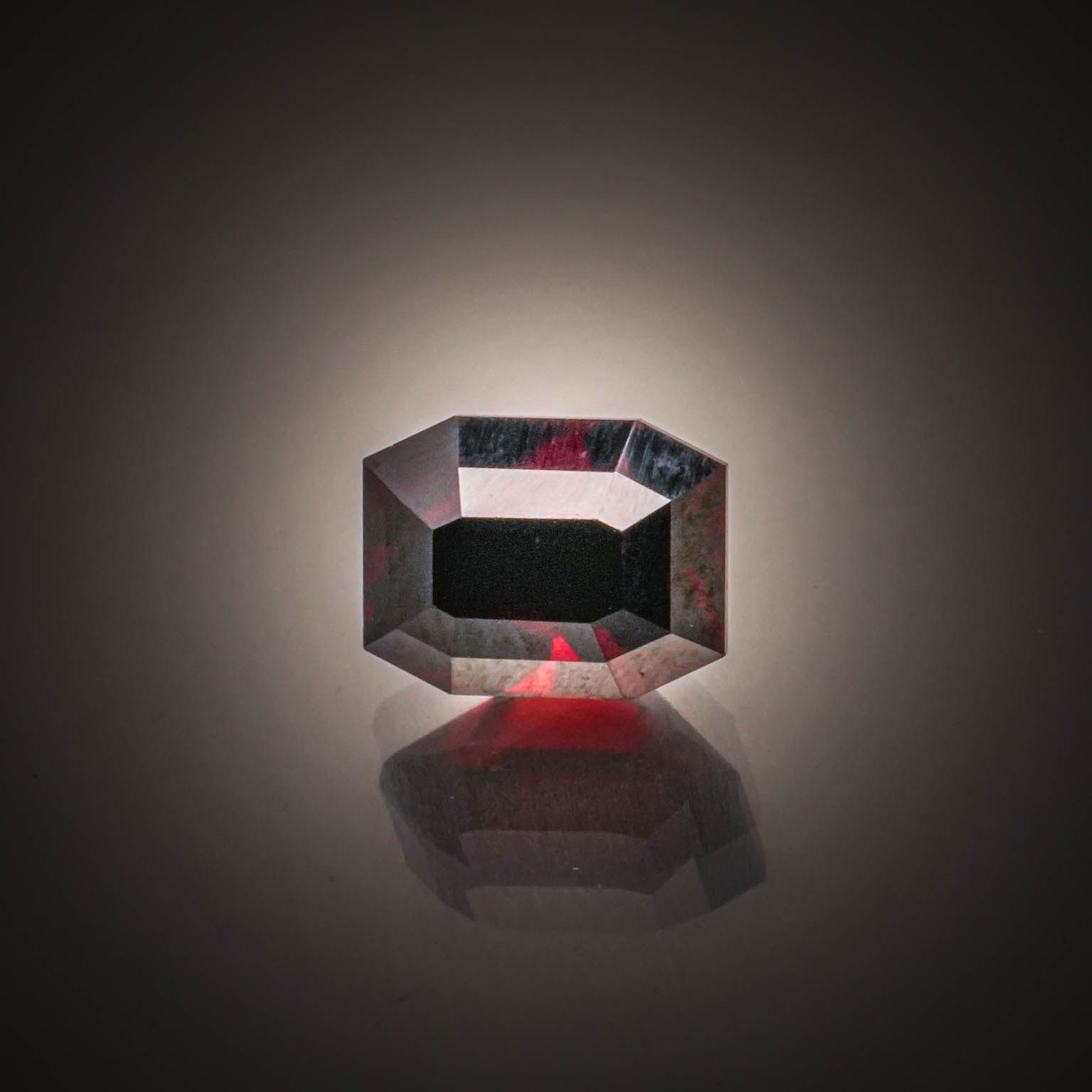 Saphir poire sur papier. - Lazuli