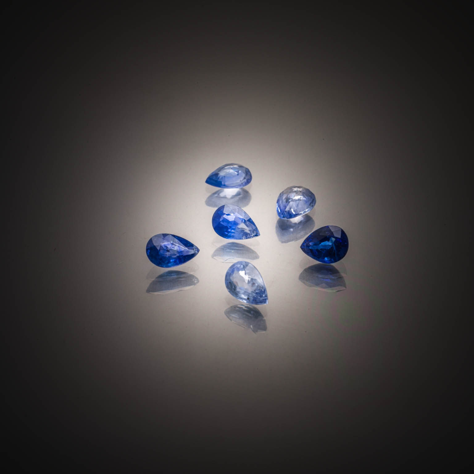 Grenat rhodolite ovale sur papier. - Lazuli