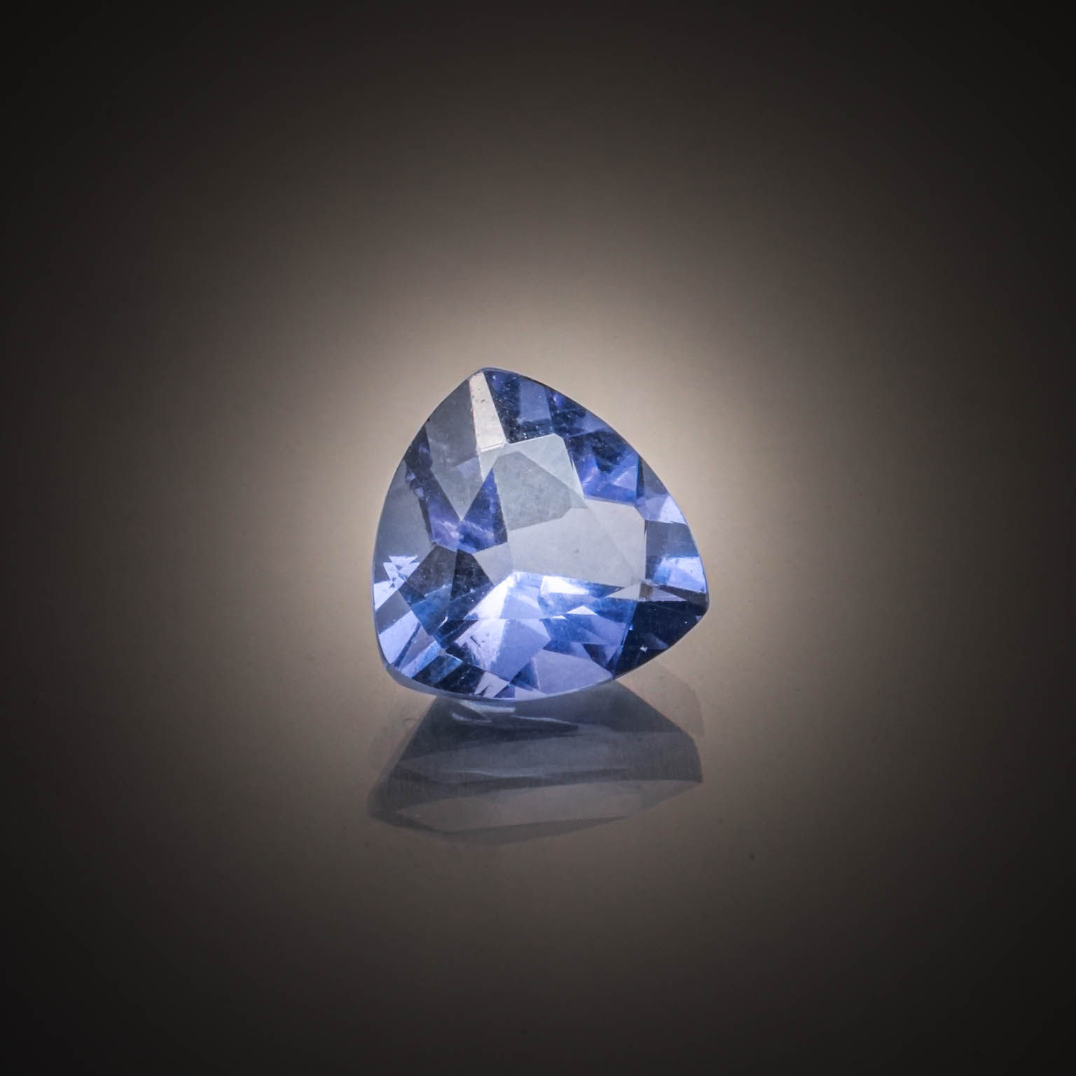 Saphir bleu/jaune ovale sur papier. - Lazuli