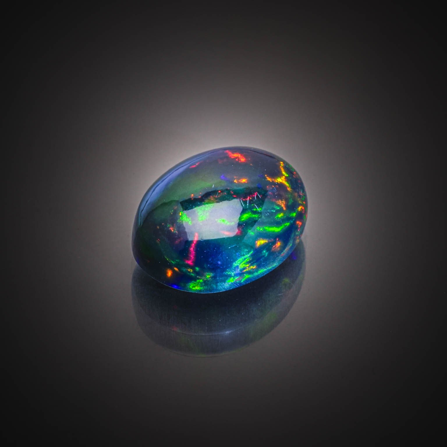 Lot de dix péridots carrés sur papier. - Lazuli