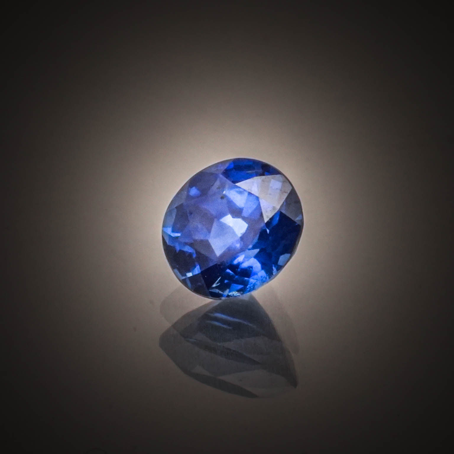 Fluorite verte ronde cabochon sur papier. - Lazuli
