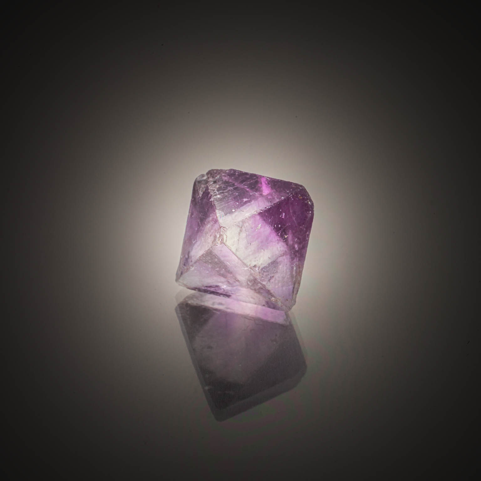Prasiolite ovale sur papier. - Lazuli