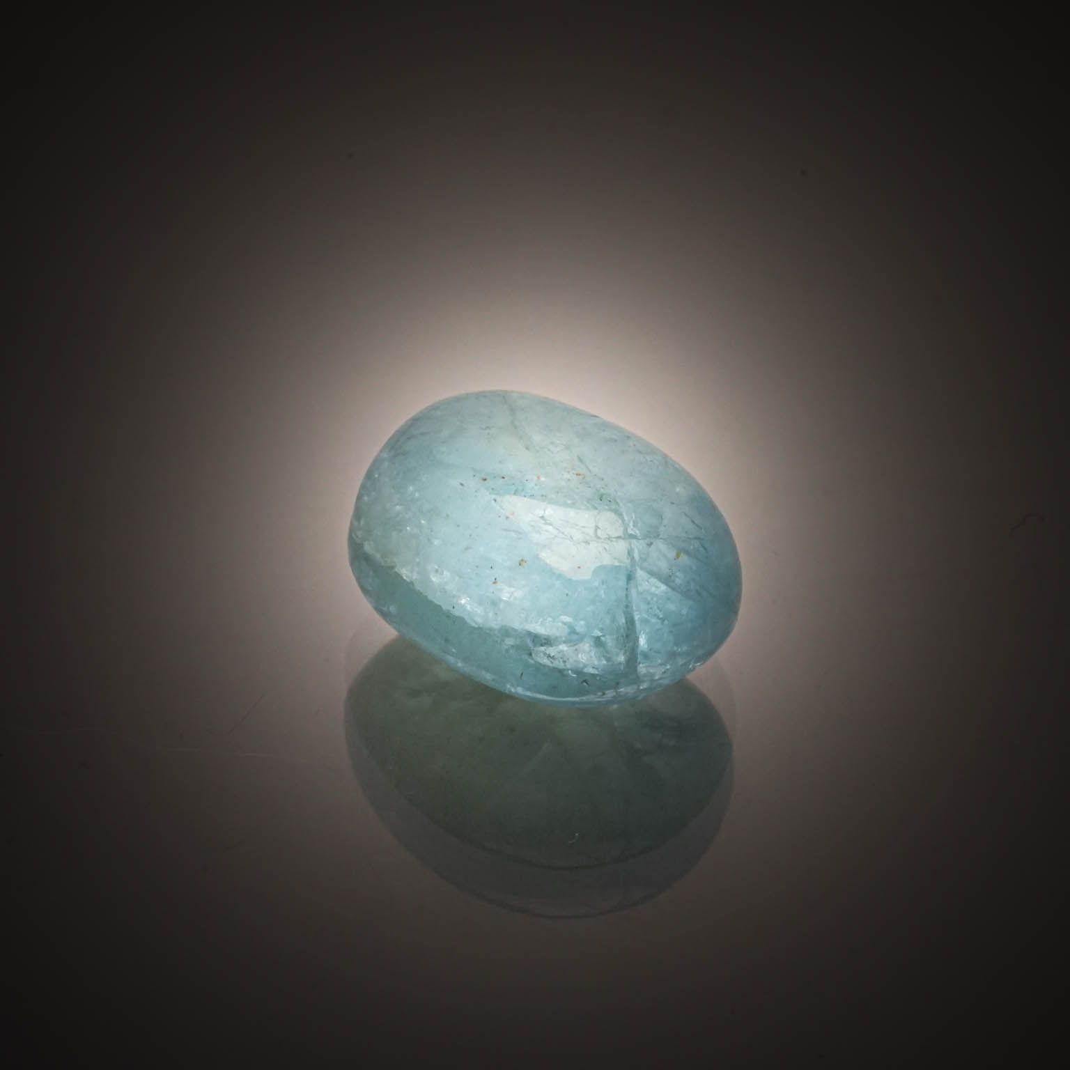 Fluorite bleue ovale sur papier. - Lazuli