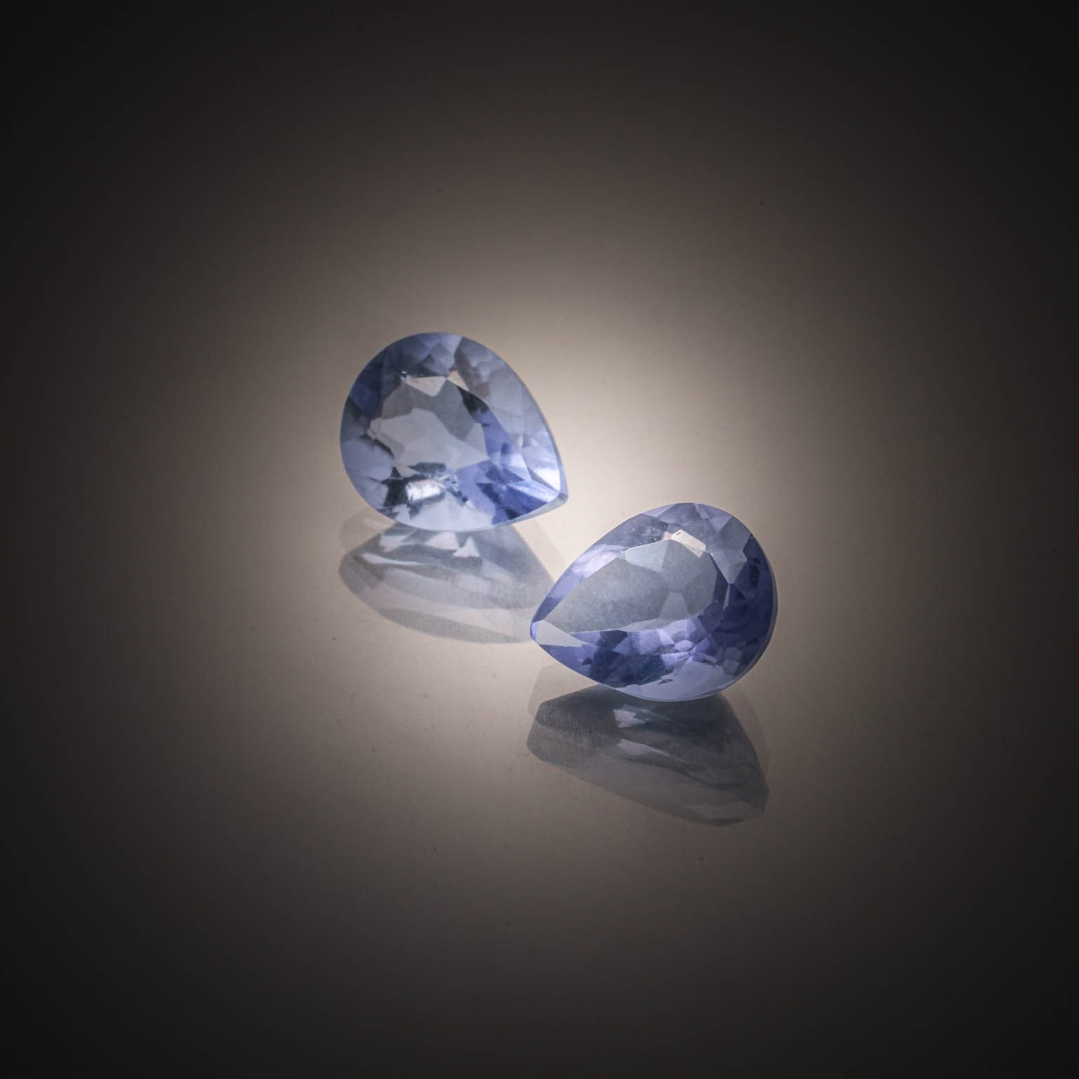 Lot de huit saphirs ovales sur papier. - Lazuli