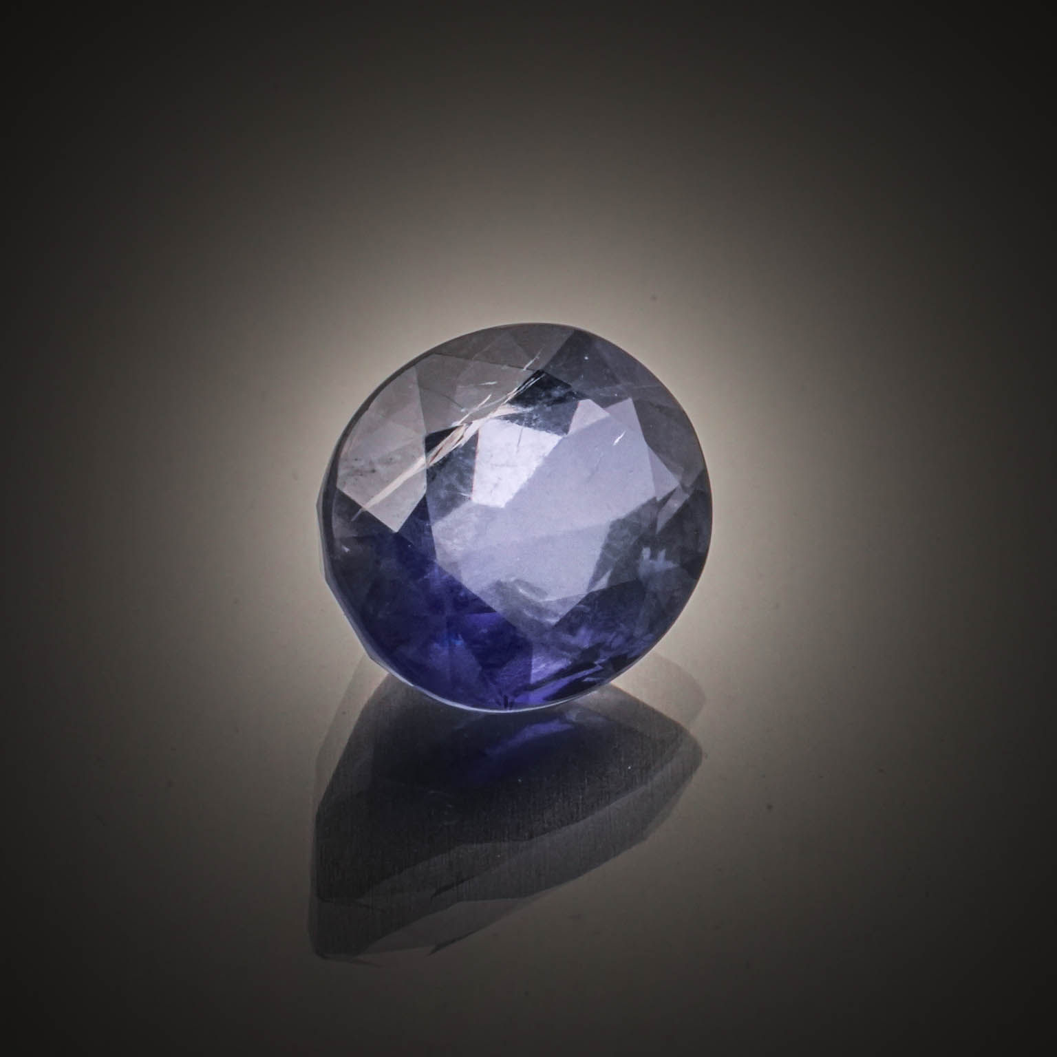 Iolite ovale sur papier. - Lazuli