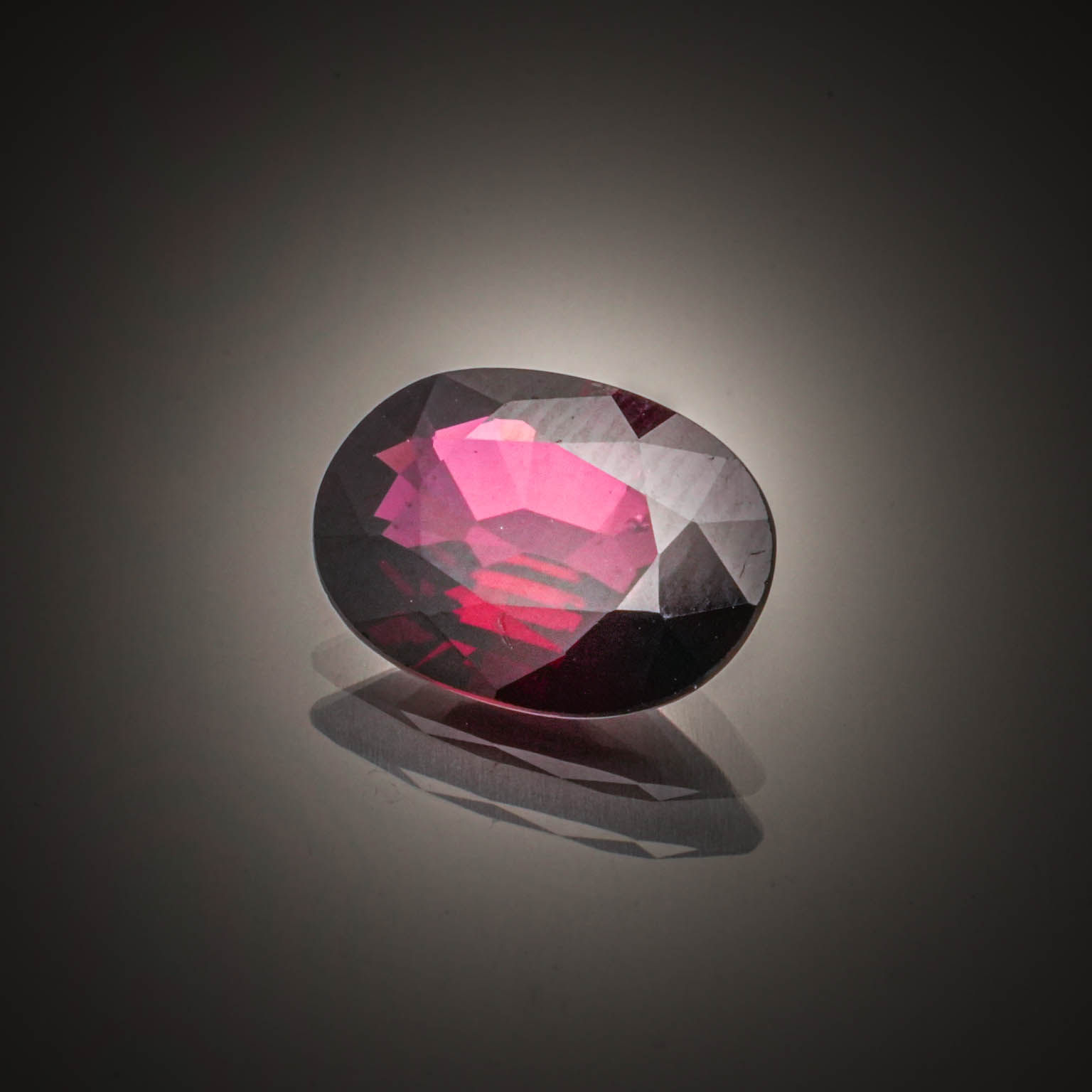 Grenat rhodolite ovale sur papier. - Lazuli